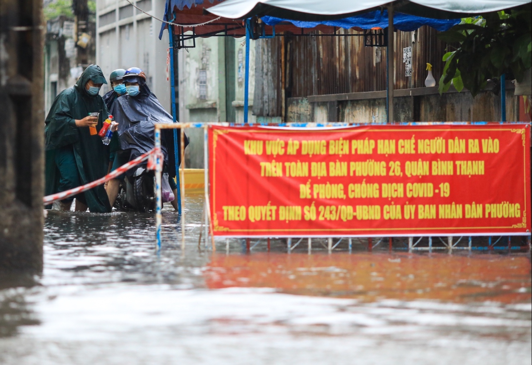 Nhieu tuyen duong o TP.HCM ngap sau sau mua lon hinh anh