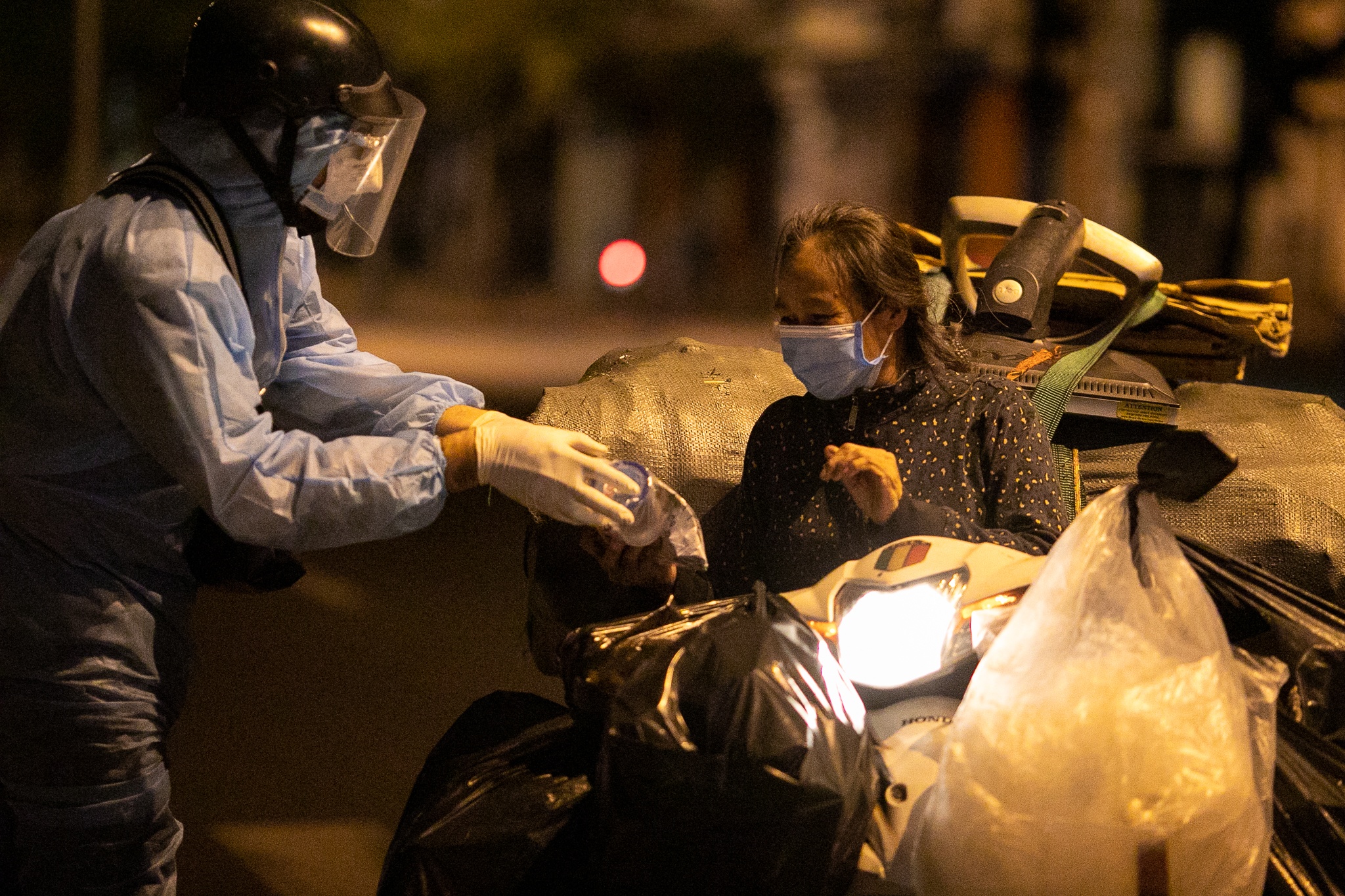 TP.HCM vang lang nhung day ap tinh nguoi trong nhung ngay gian cach hinh anh