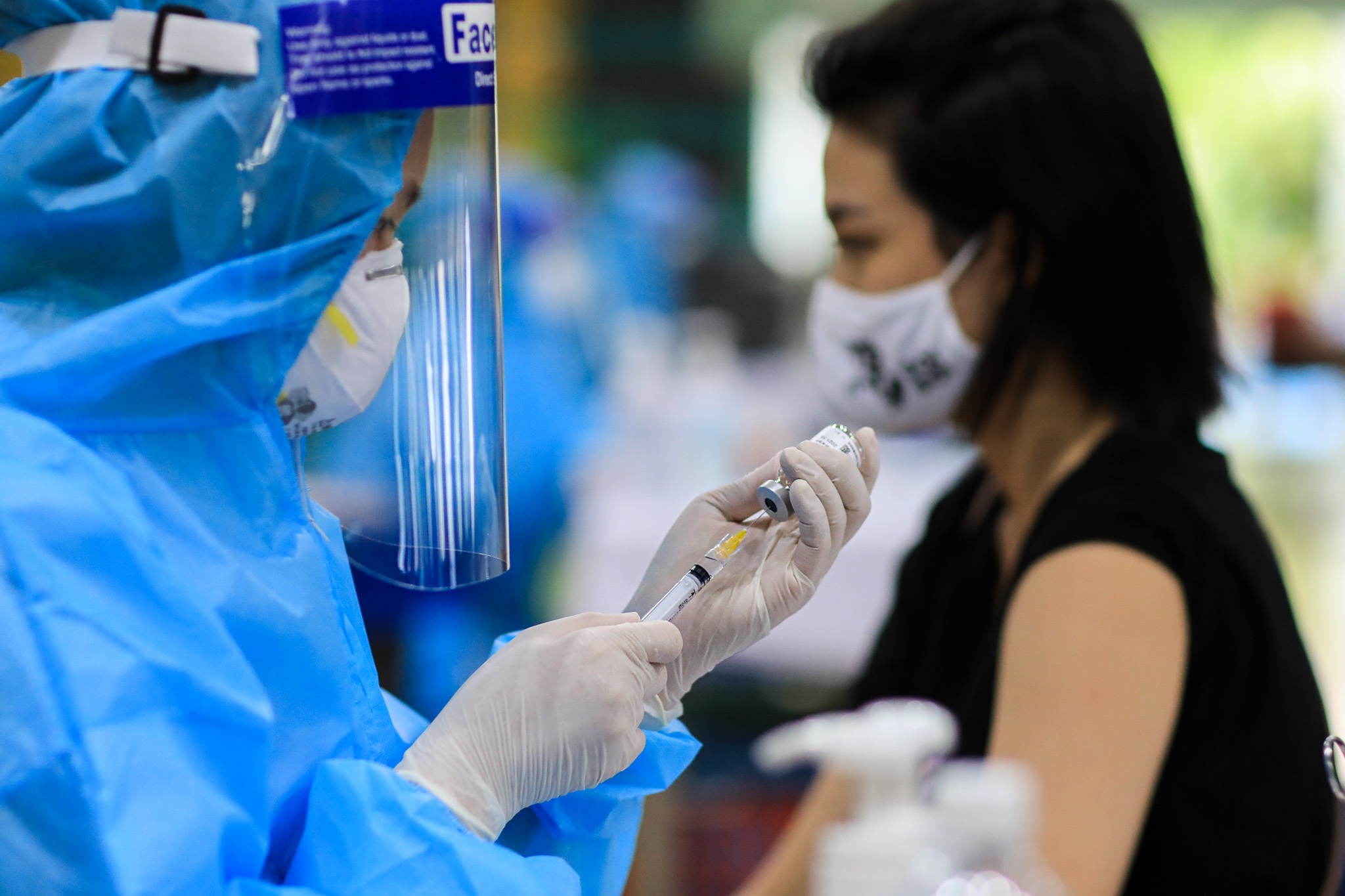 TP.HCM thi diem tiem vaccine dot 5 hinh anh