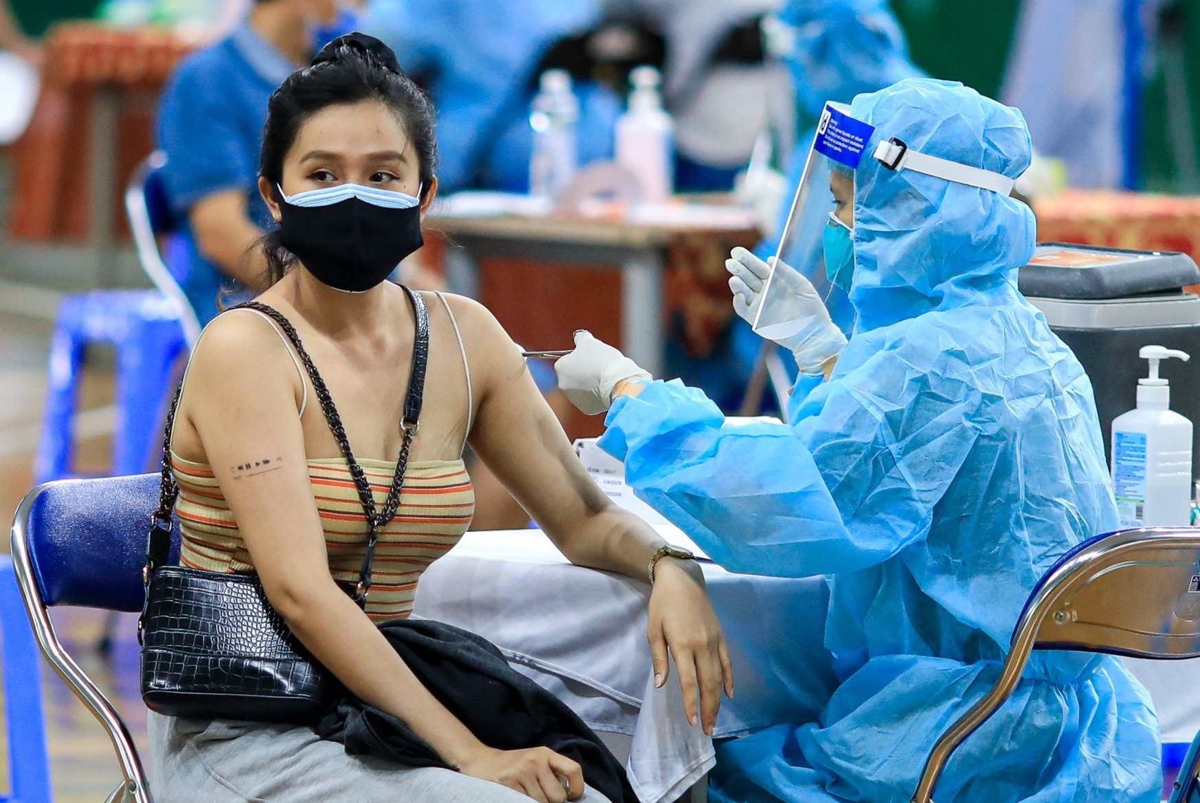 Ba nhom nguoi duoc tiem vaccine Vero Cell tai TP.HCM hinh anh