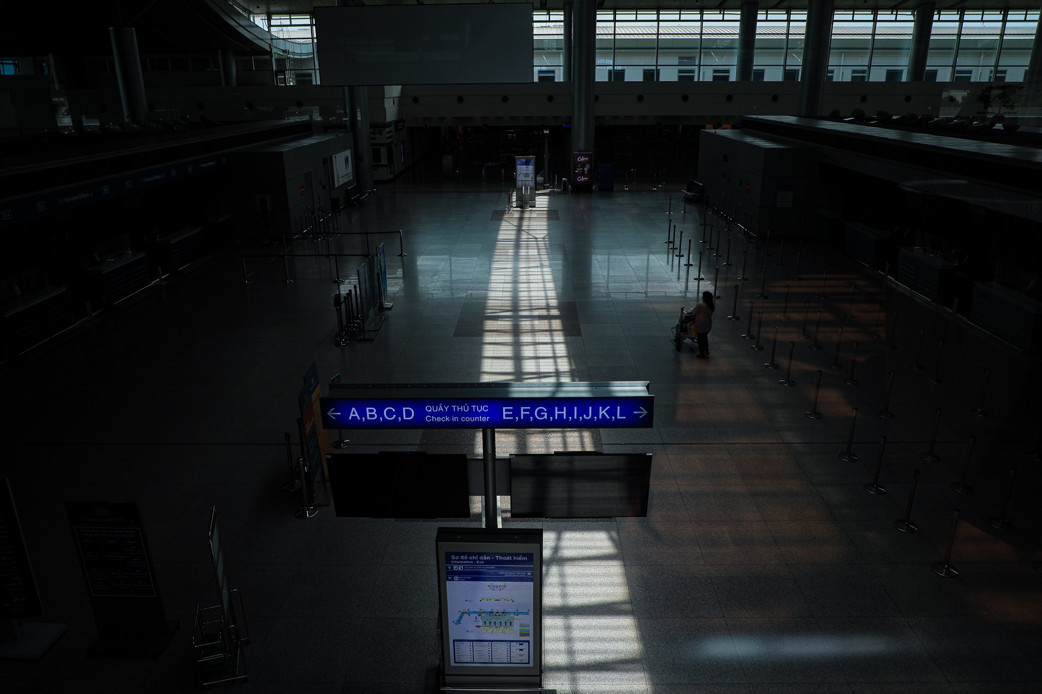 Canh vang lang tai san bay Tan Son Nhat hinh anh