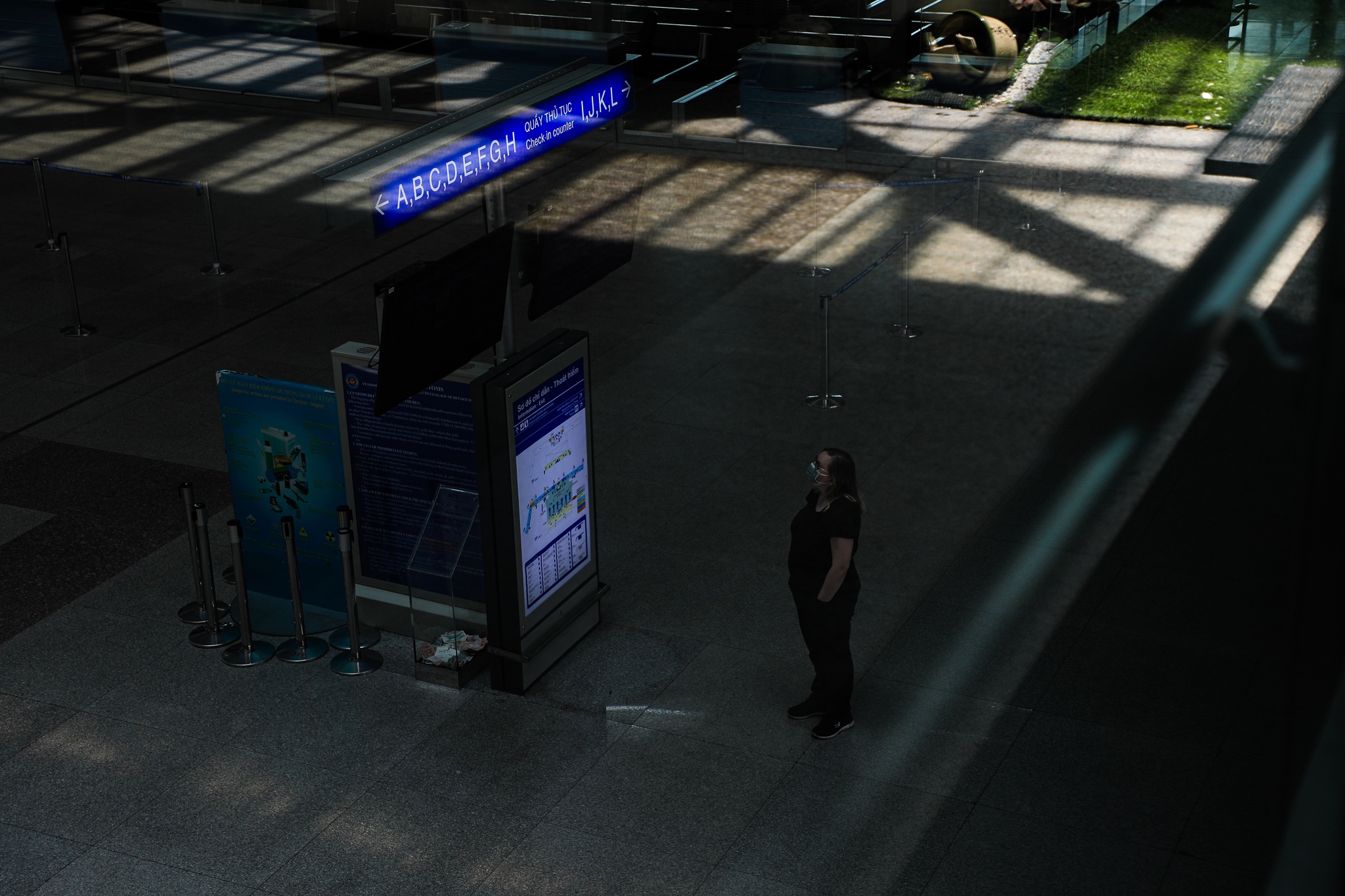 San bay Tan Son Nhat vang lang anh 9