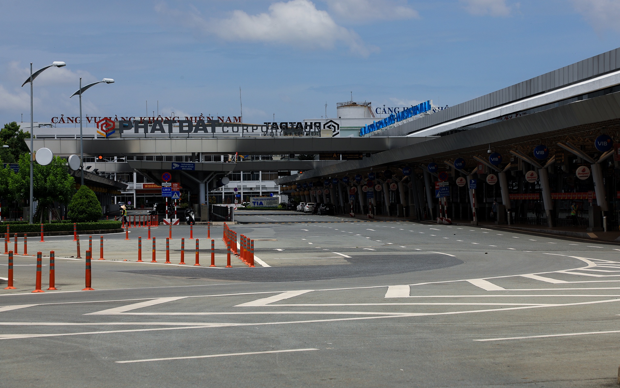 San bay Tan Son Nhat vang lang anh 1