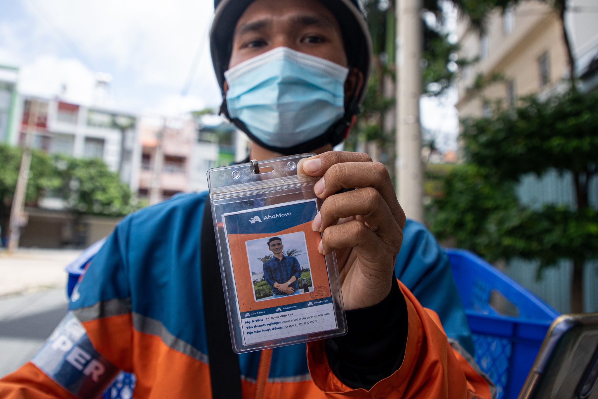 Shipper deo bang ten tai TP.HCM anh 4