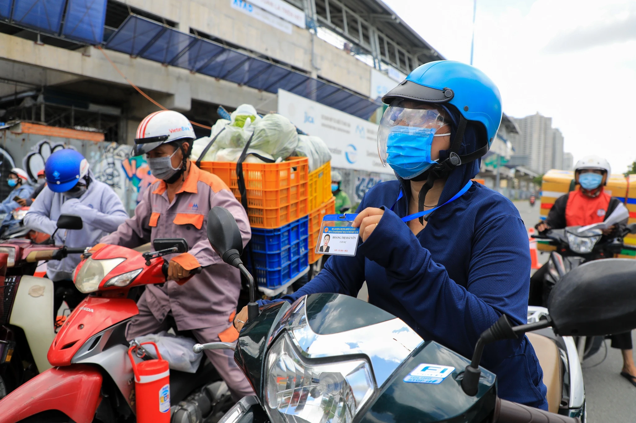 Shipper deo bang ten tai TP.HCM anh 8