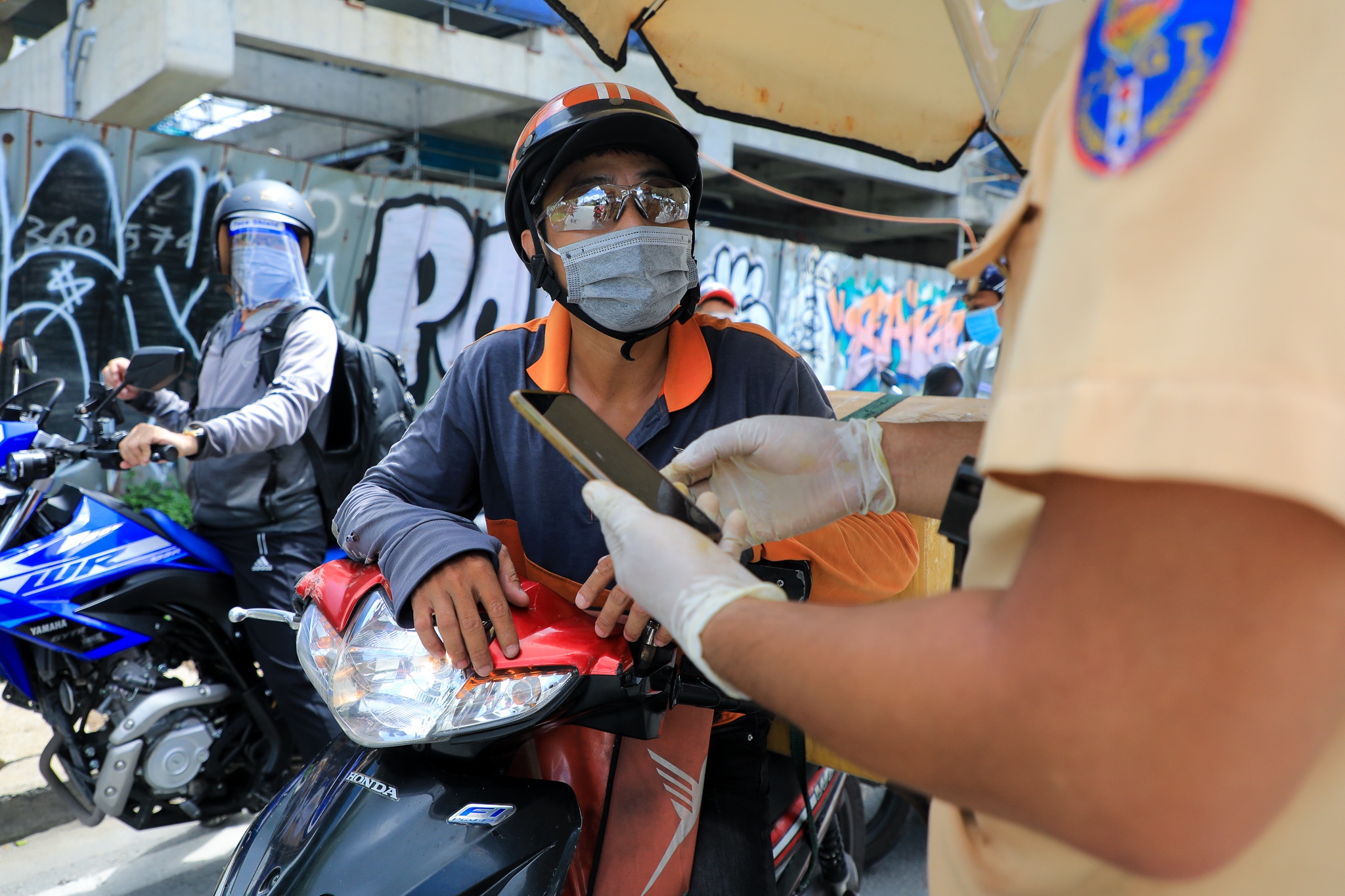 Shipper deo bang ten tai TP.HCM anh 6