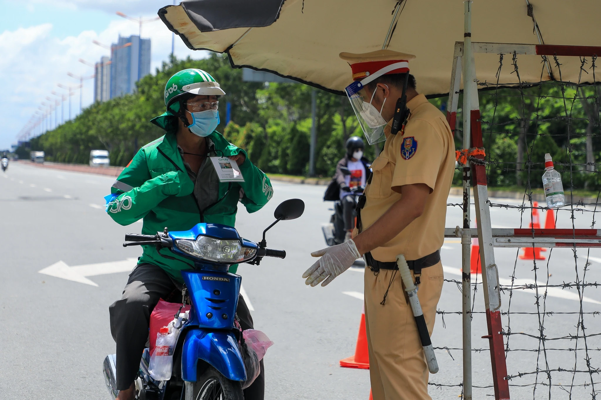 Shipper deo bang ten tai TP.HCM anh 1