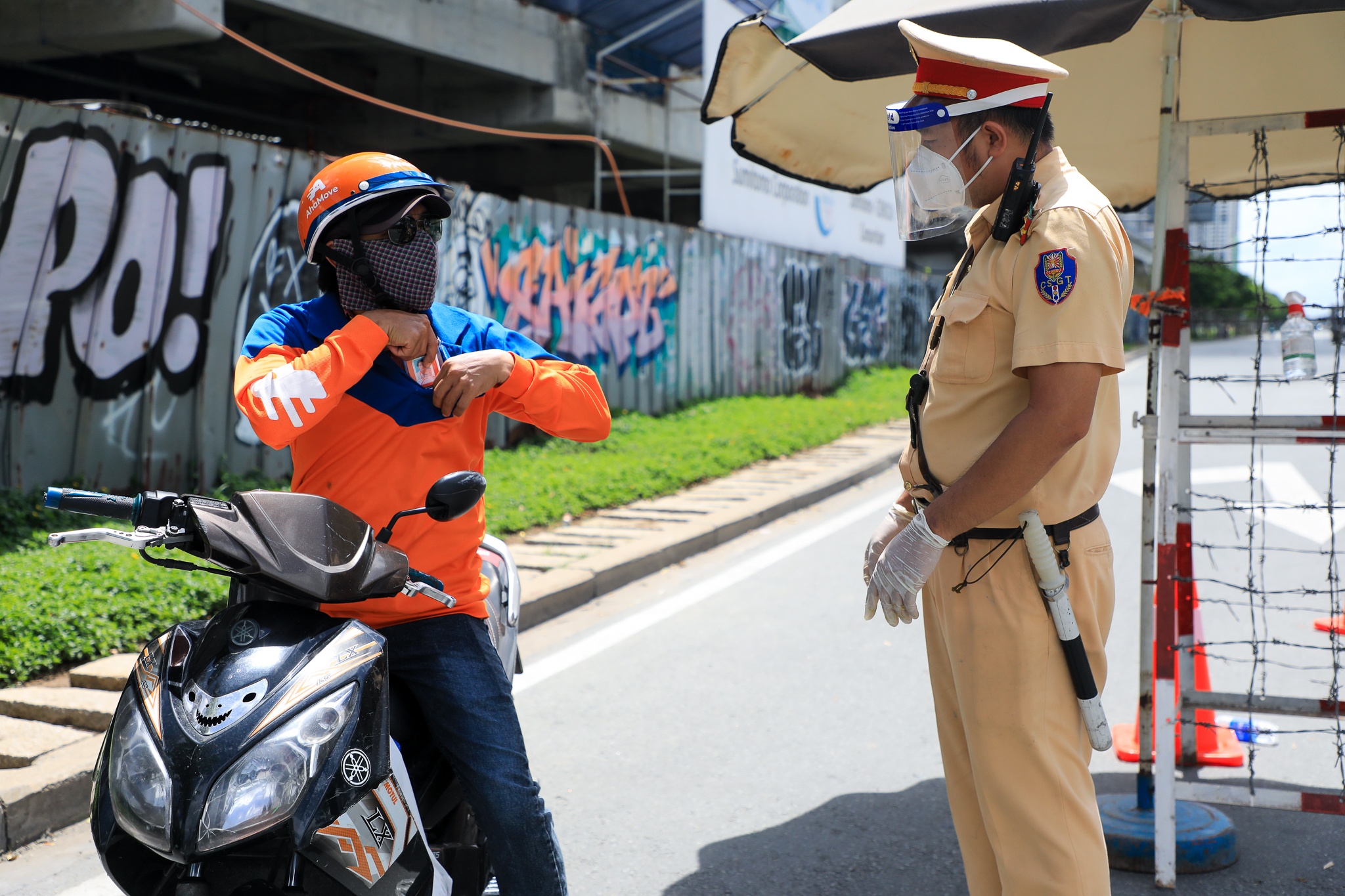 Shipper deo bang ten tai TP.HCM anh 7