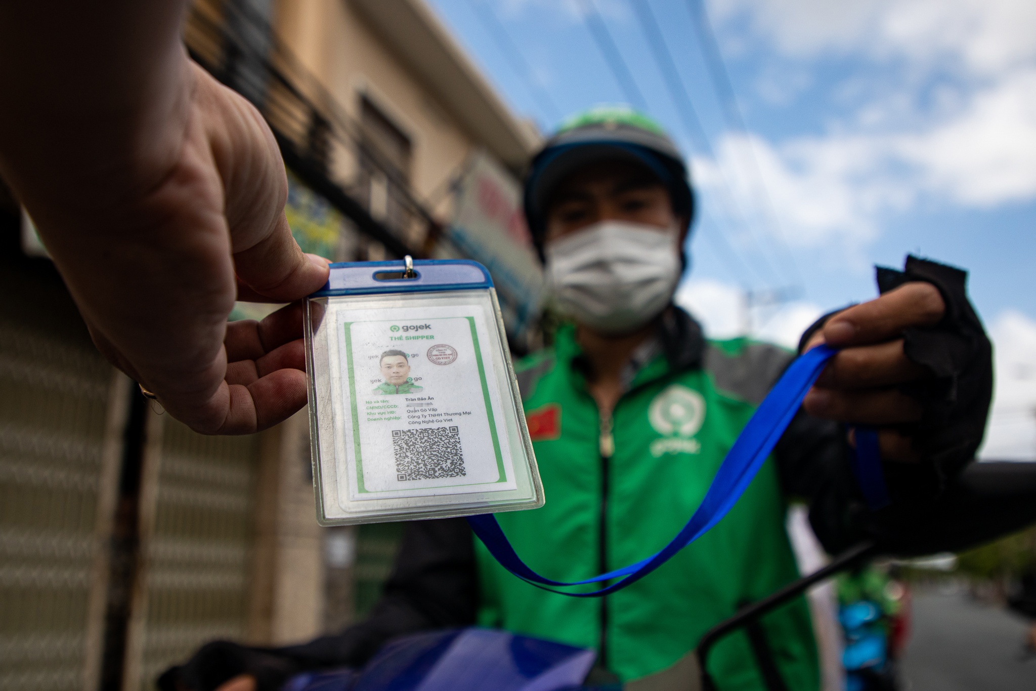 Shipper o TP.HCM bat dau deo bang ten, bang tay hinh anh