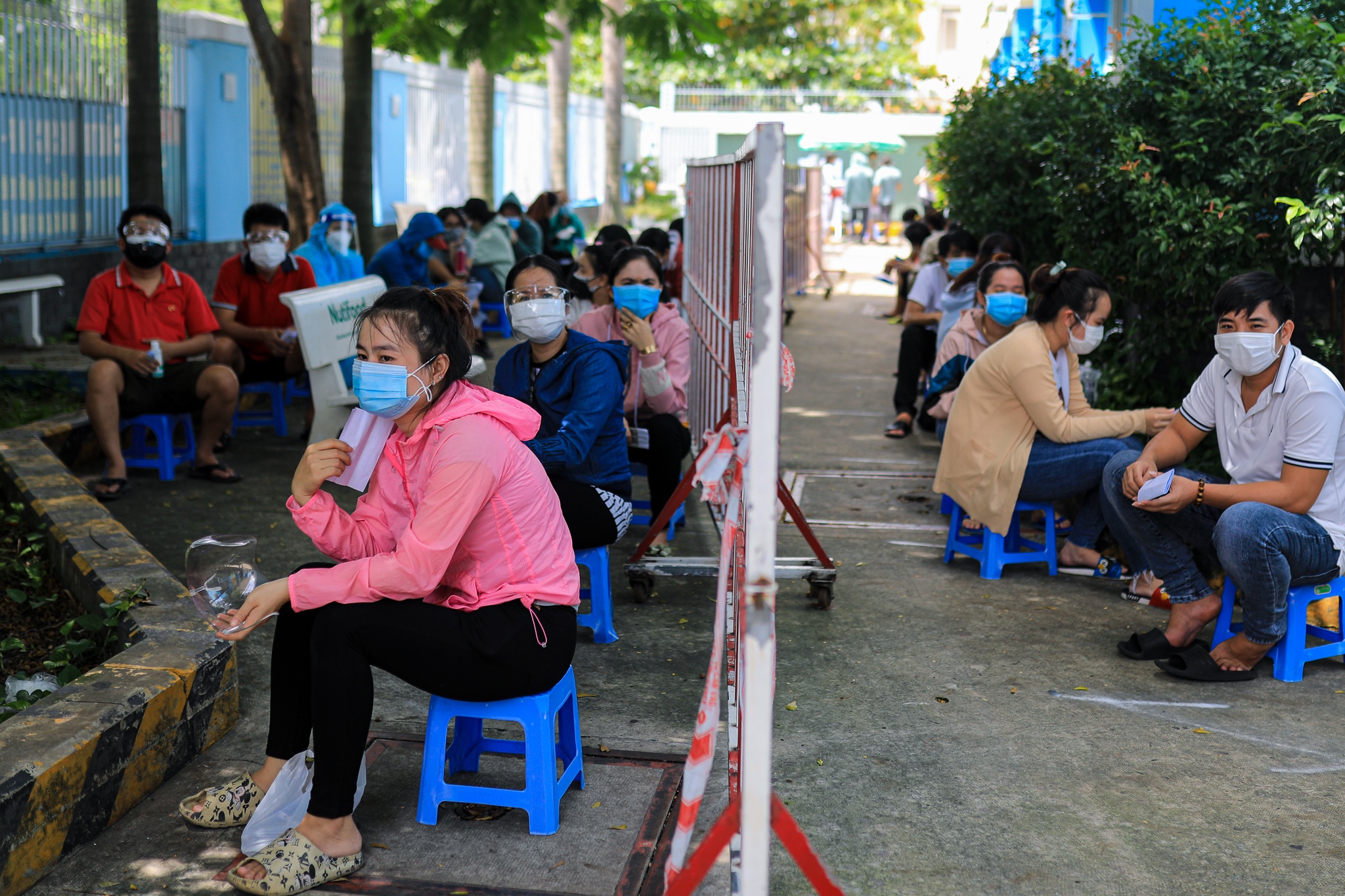 Nguoi dan cho nhieu gio tiem vaccine sinopharm anh 3