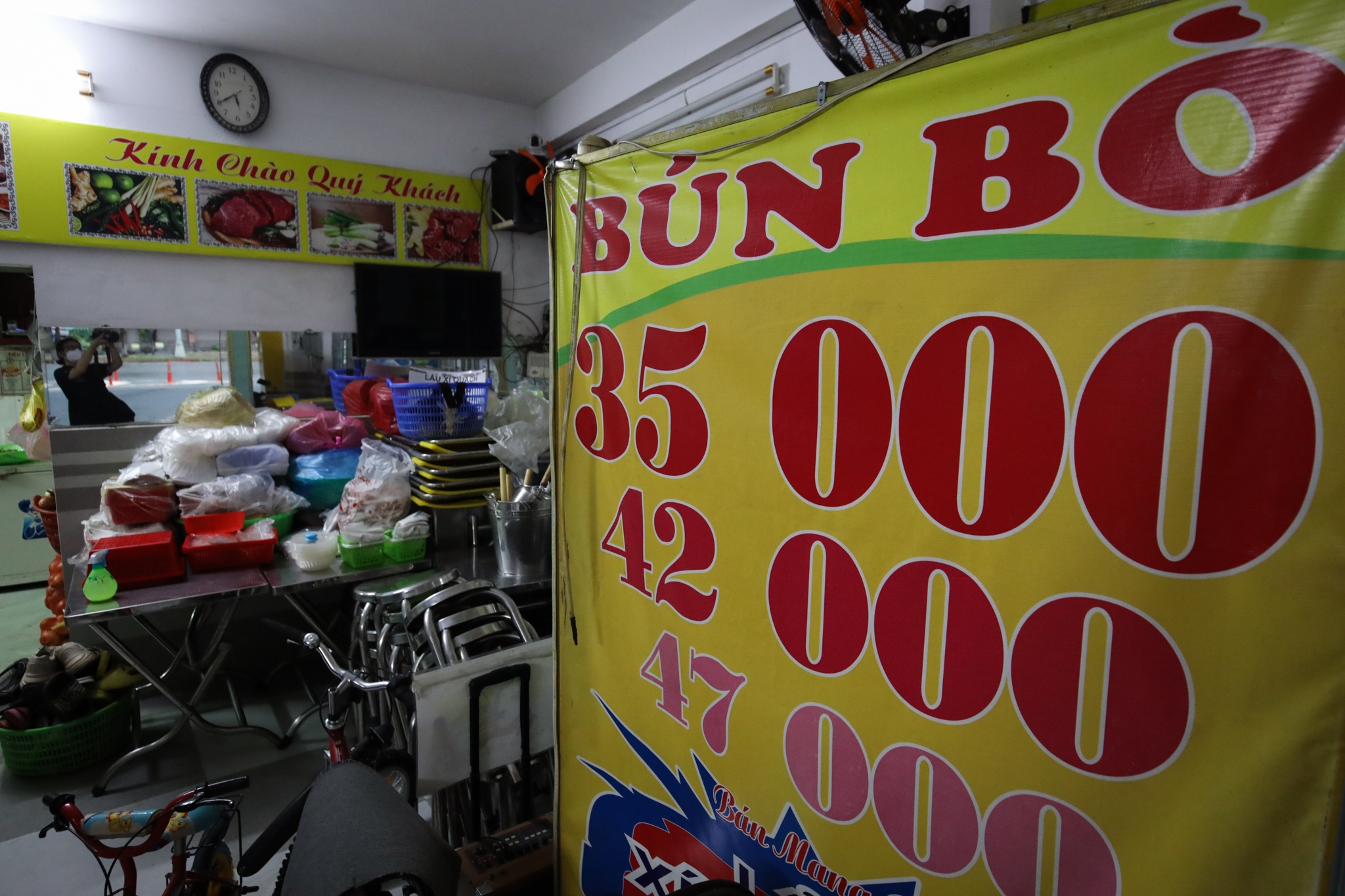 hang quan mo cua tro lai TP.HCM anh 8