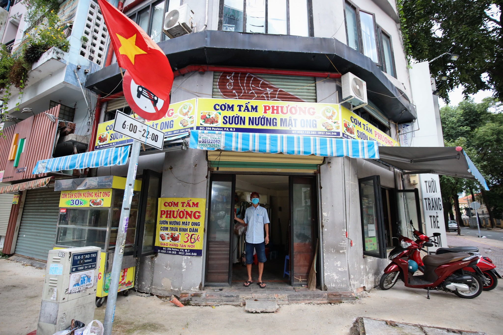 hang quan mo cua tro lai TP.HCM anh 4