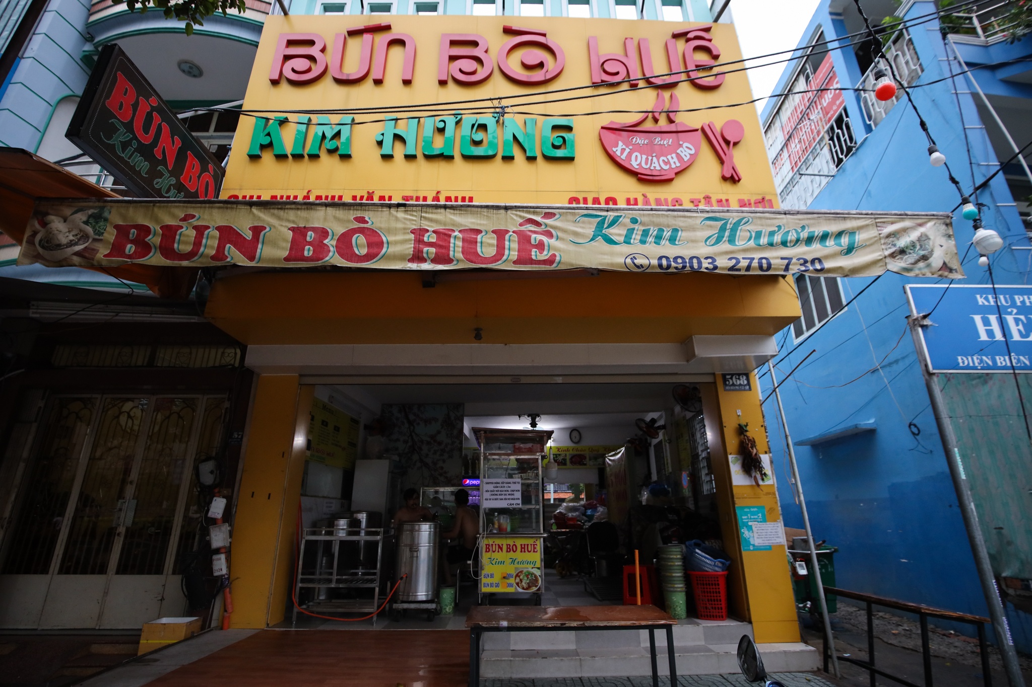 hang quan mo cua tro lai TP.HCM anh 9