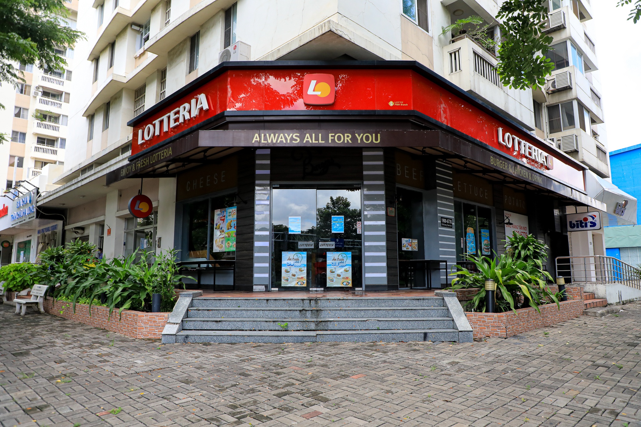 Hang quan dong cua truoc ngay thi diem mo cua quan 7 anh 9