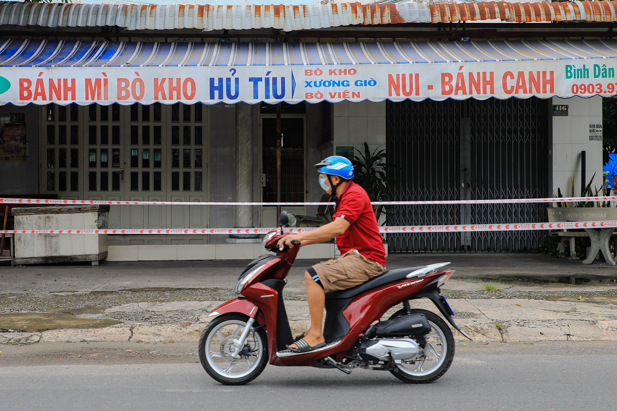 Hang quan dong kin mit trong ngay dau thi diem mo cua o Cu Chi hinh anh
