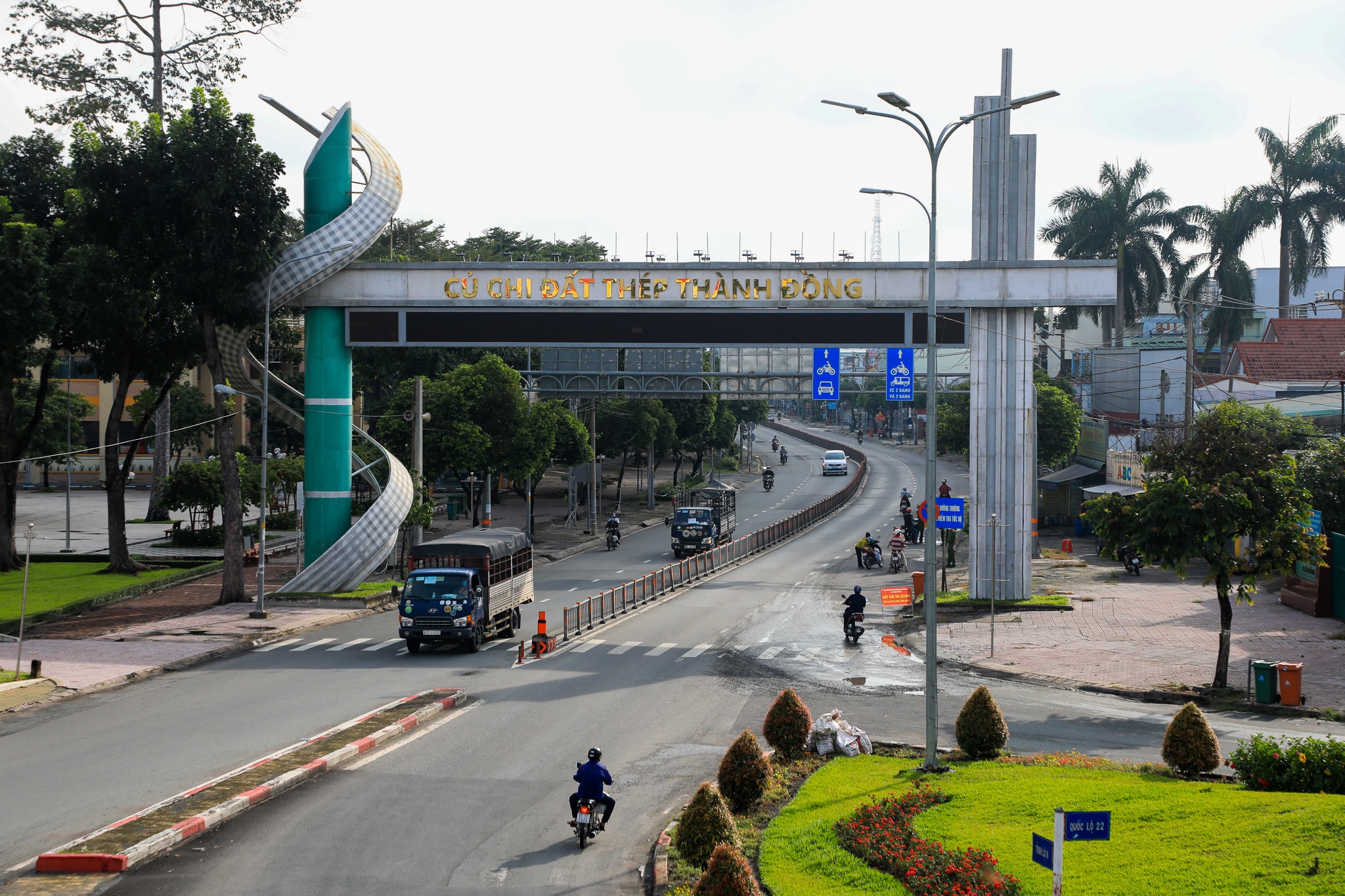 Hang quan dong cua ngay dau thi diem mo cua Cu CHi anh 1