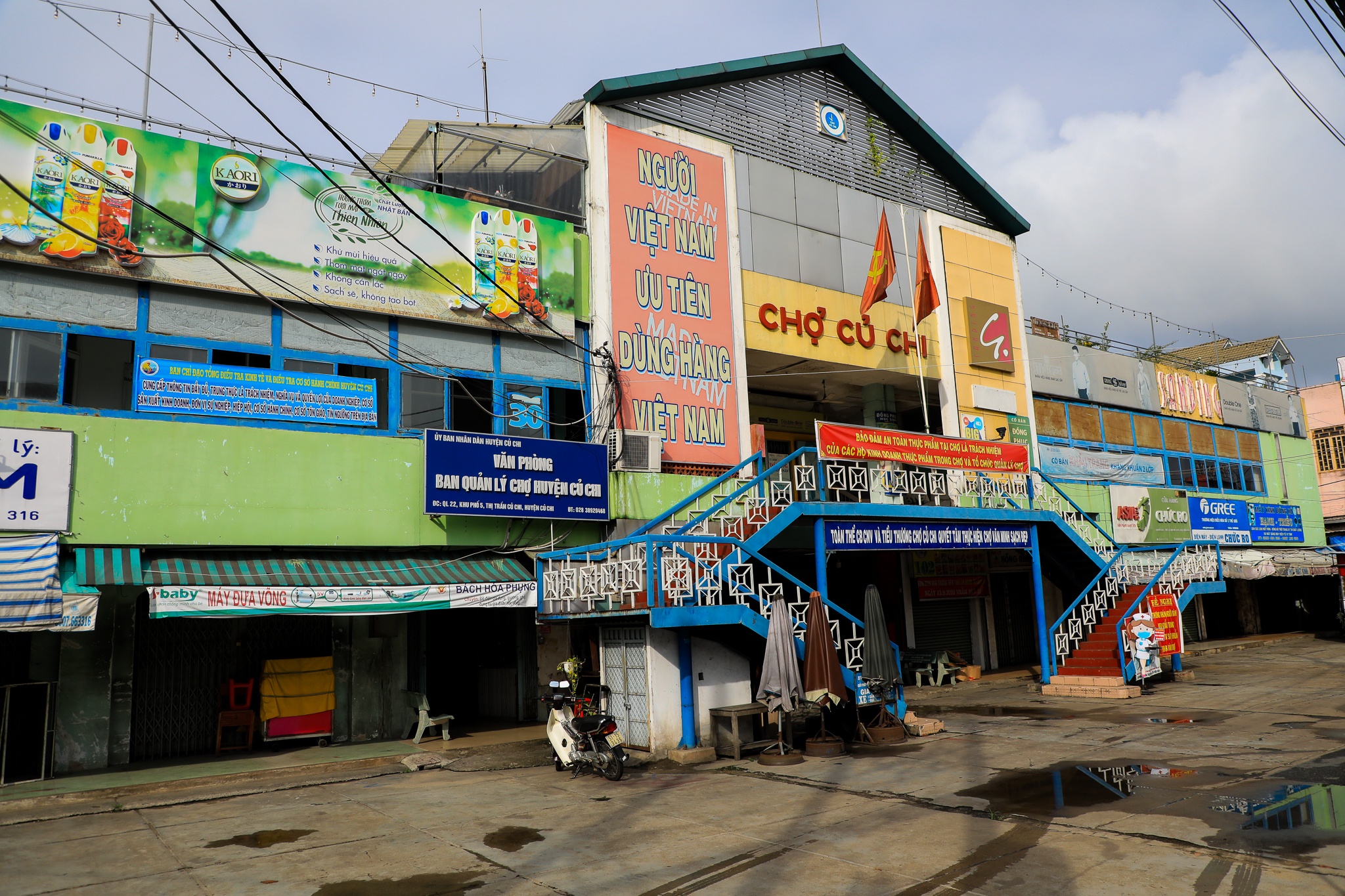 Hang quan dong cua ngay dau thi diem mo cua Cu CHi anh 6