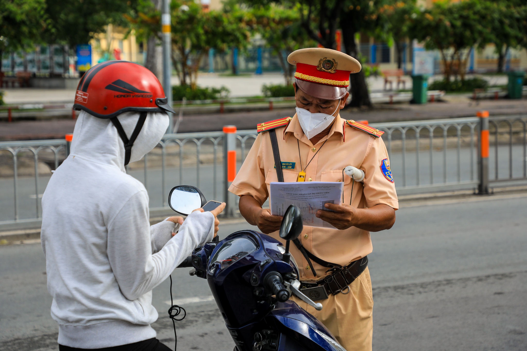 Hang quan dong cua ngay dau thi diem mo cua Cu CHi anh 2