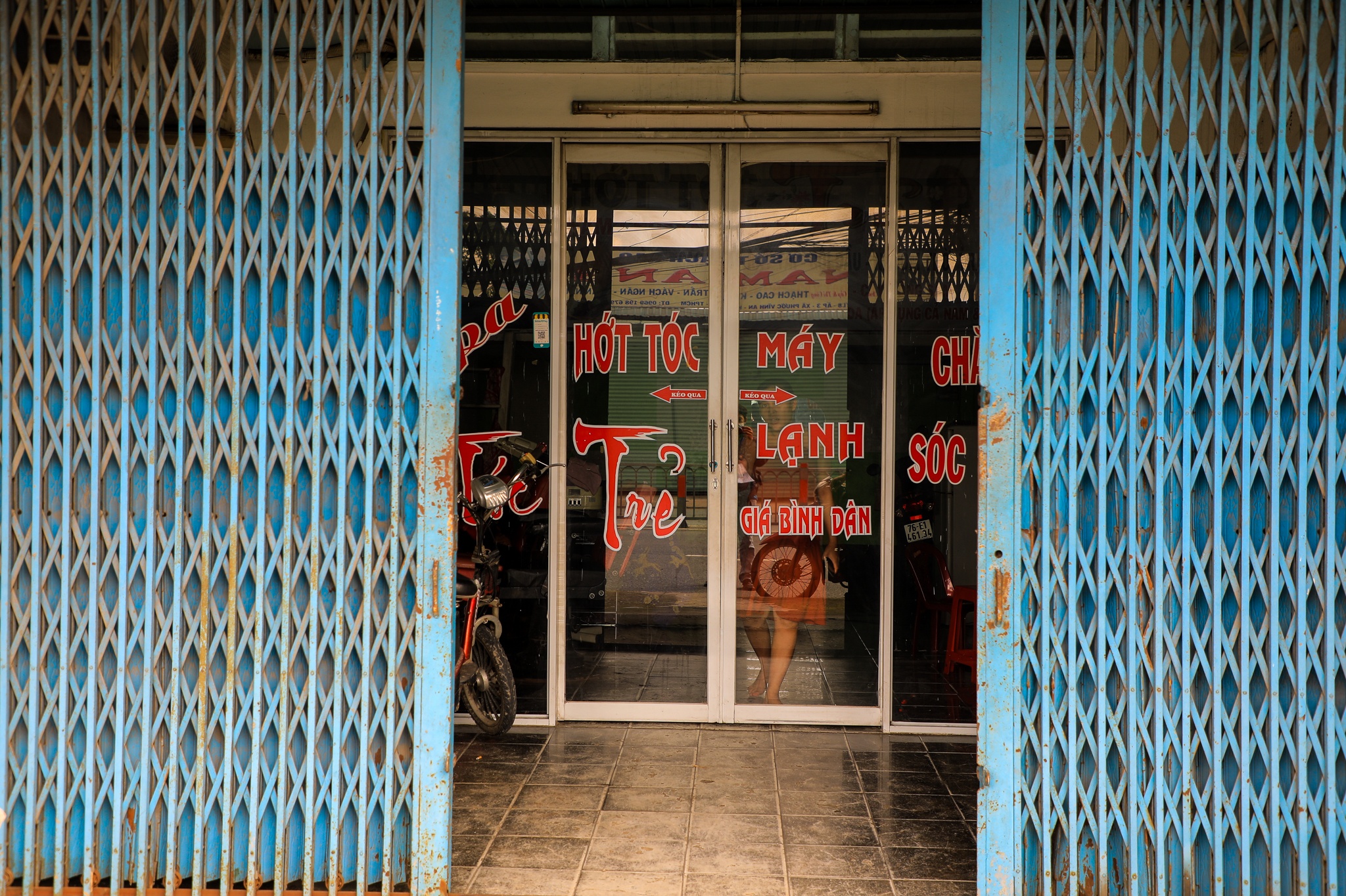 Hang quan dong cua ngay dau thi diem mo cua Cu CHi anh 5