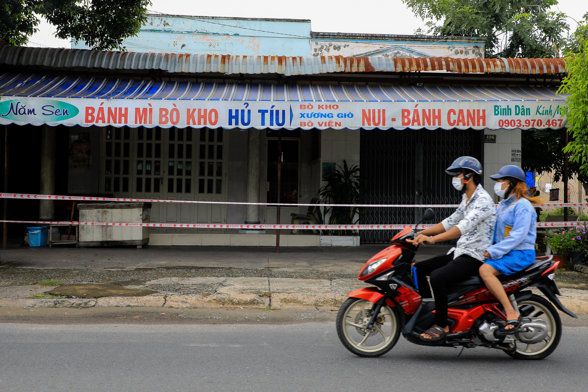 Hang quan dong cua ngay dau thi diem mo cua Cu CHi anh 4