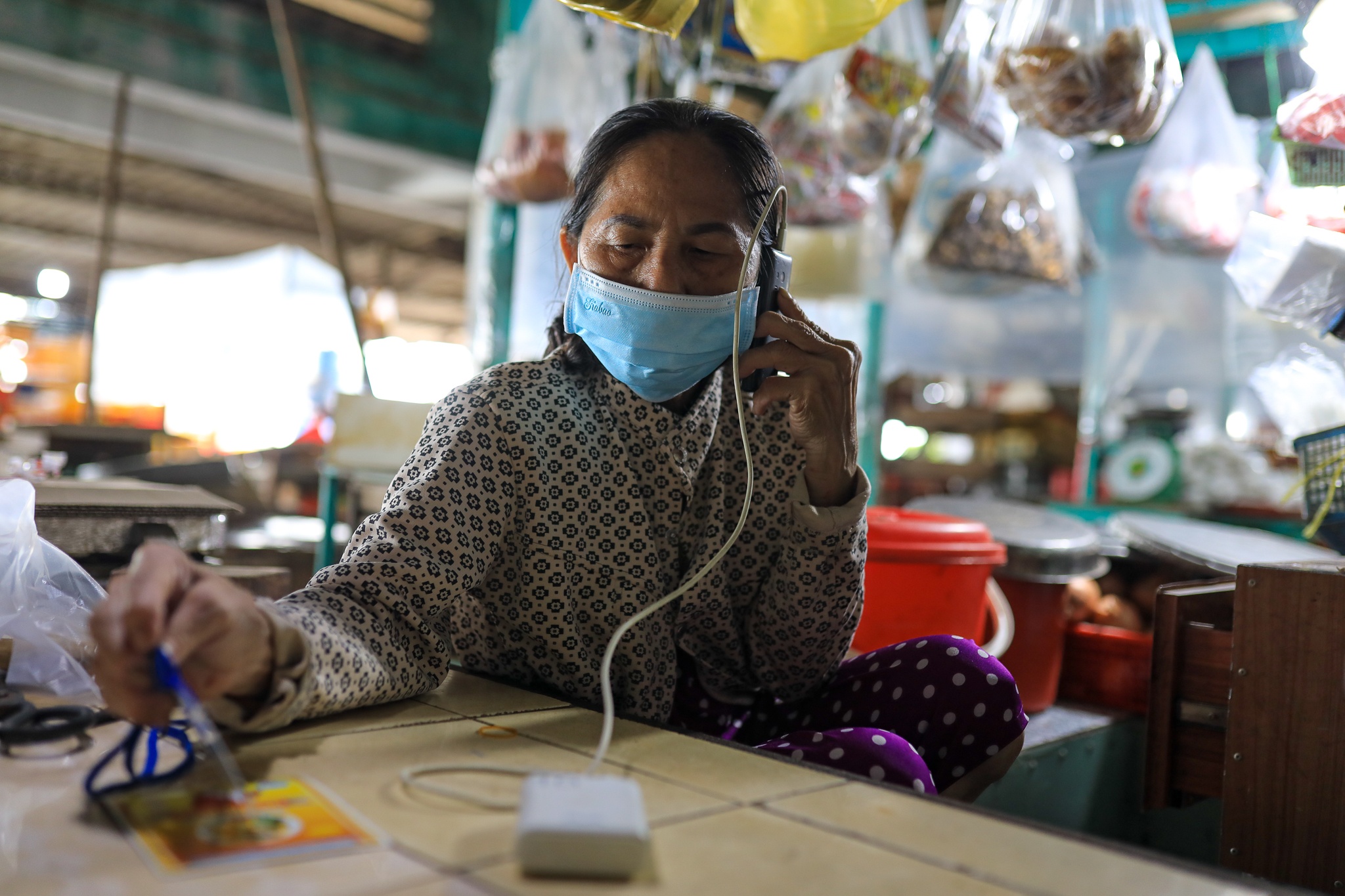 Nguoi dan can gio di cho anh 6