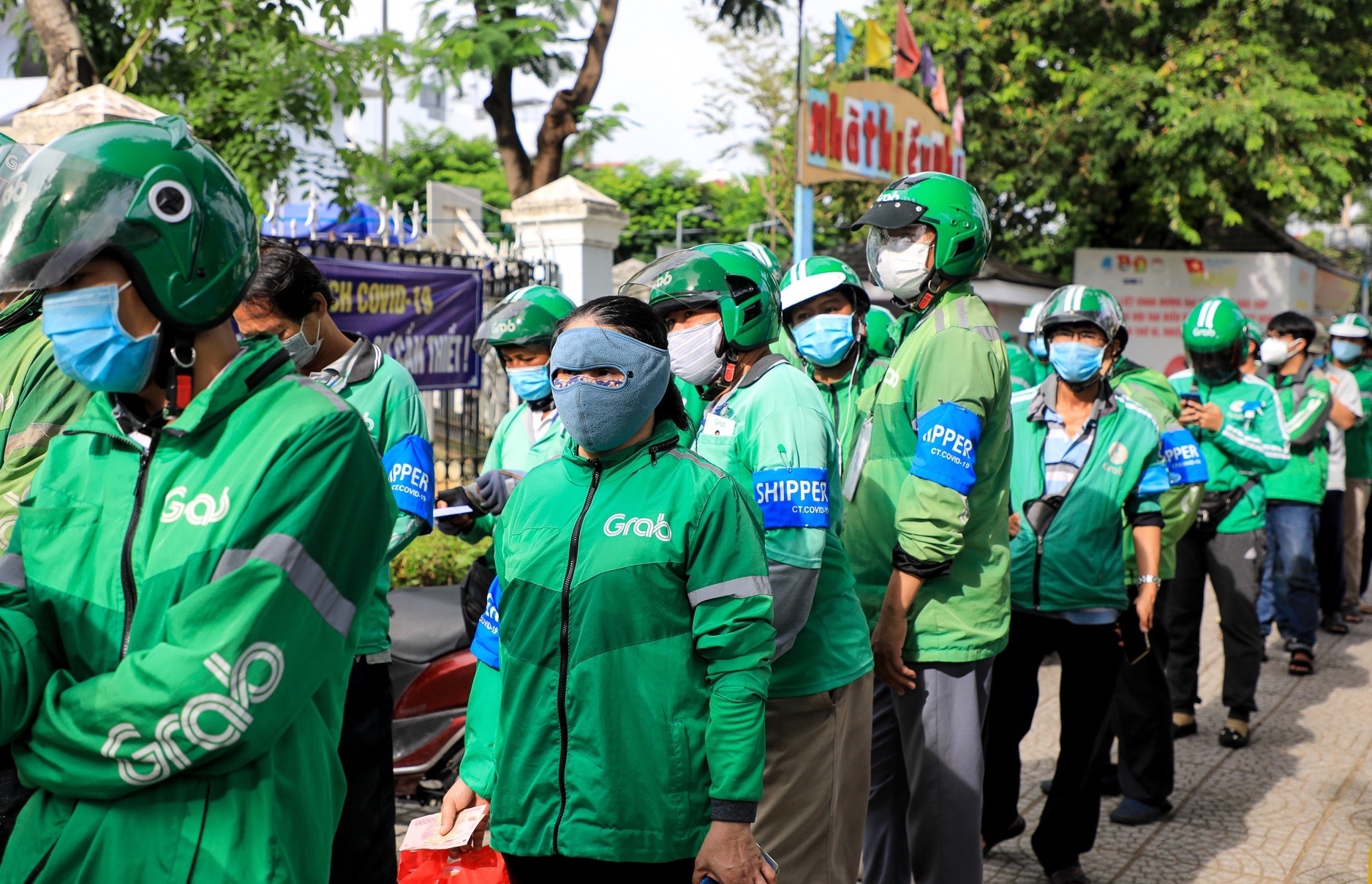 shipper  tu xet nghiem covid-19 anh 2