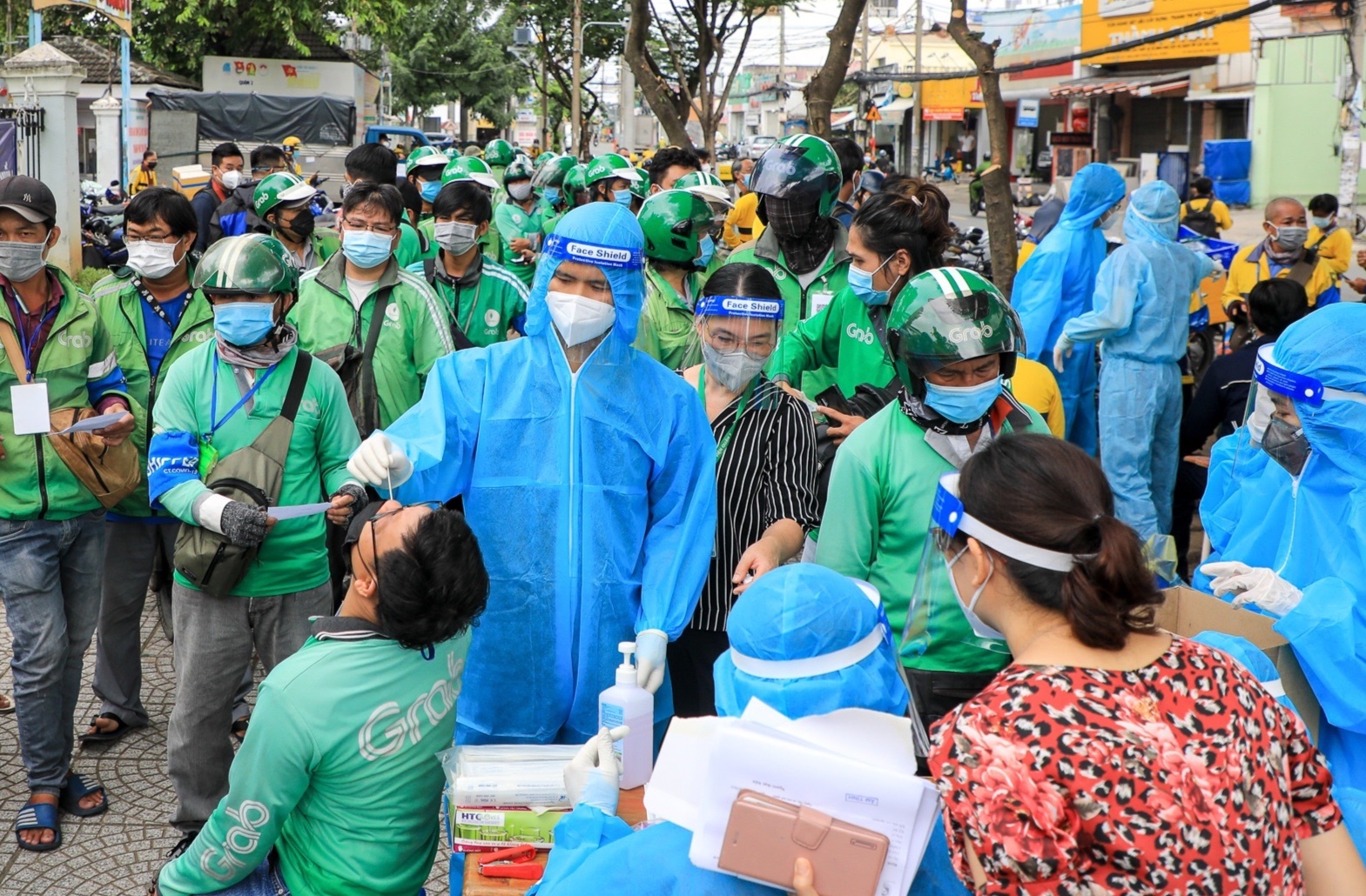 Shipper chay hon 20 km tu Nha Be toi TP Thu Duc de xet nghiem hinh anh