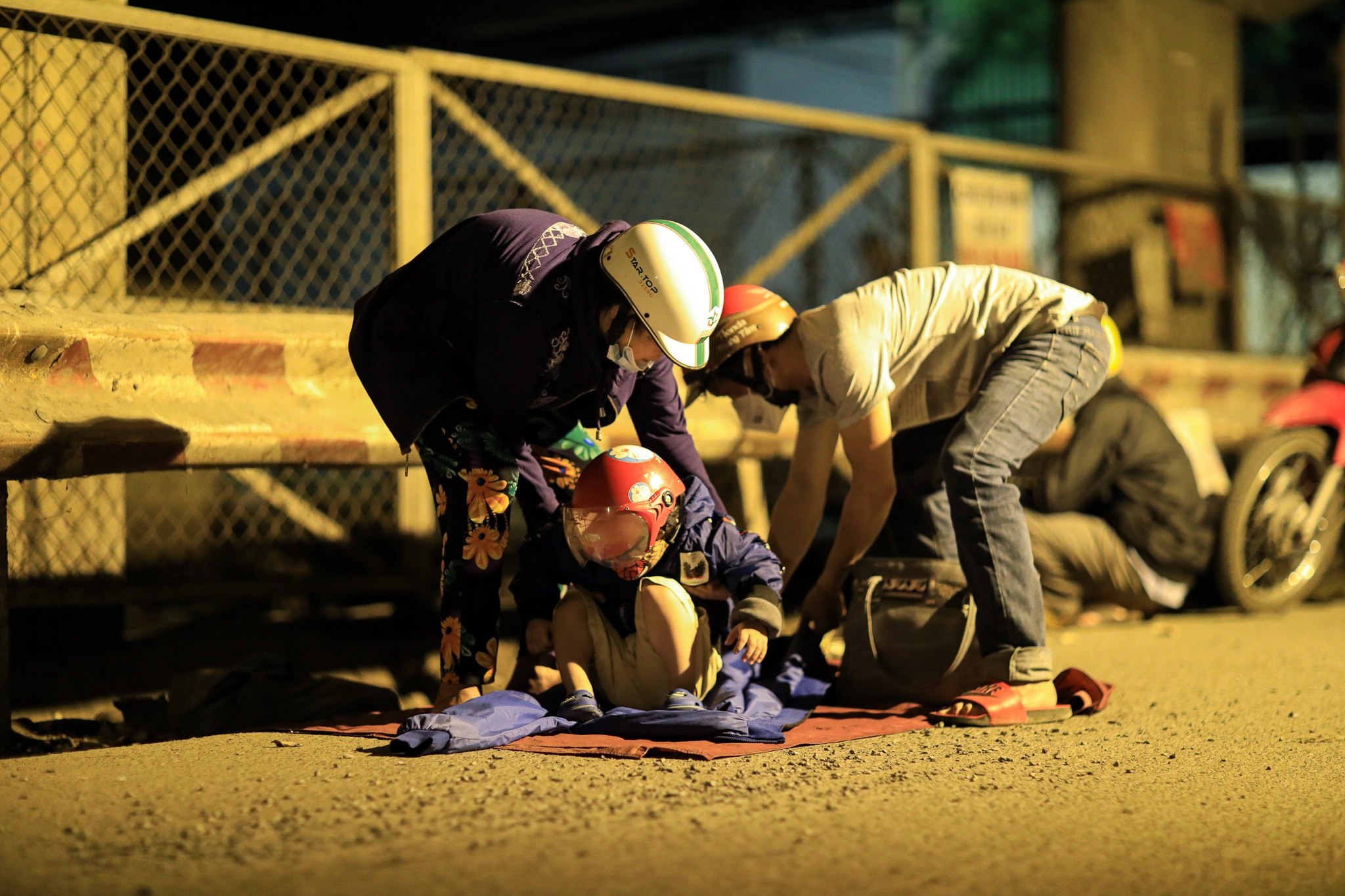 nguoi dan mien tay xuyen dem ve que anh 6