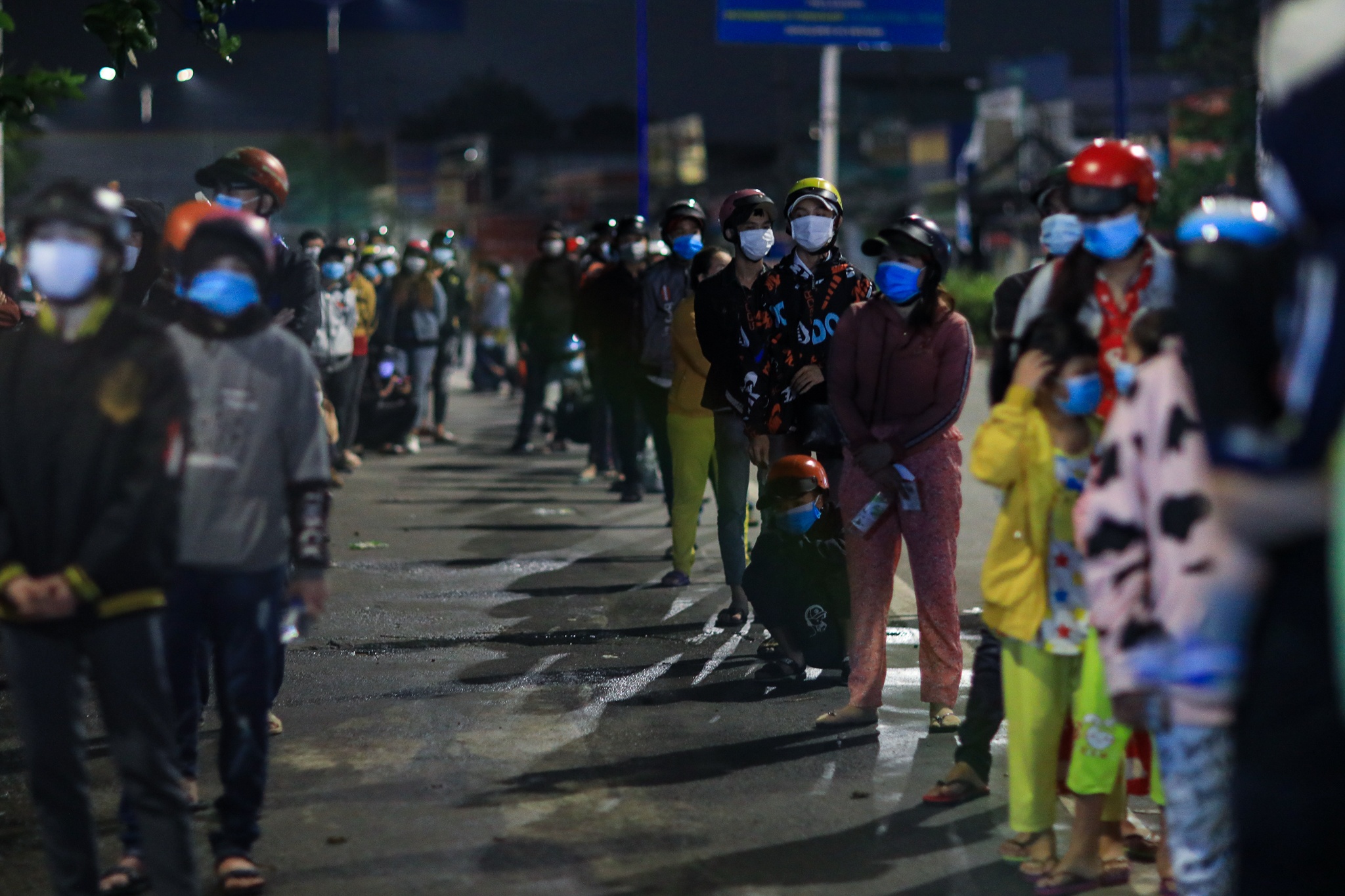 nguoi dan mien tay xuyen dem ve que anh 7