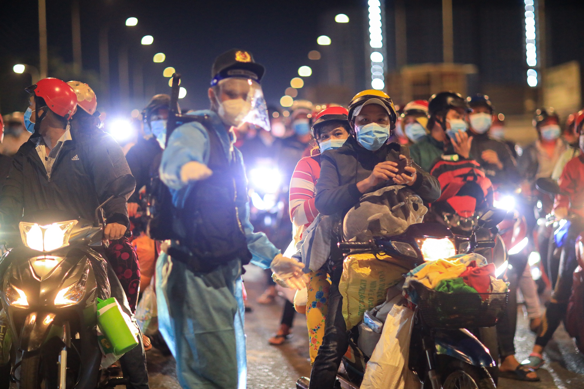 Hang nghin nguoi mien Tay chay xe may xuyen dem ve que hinh anh