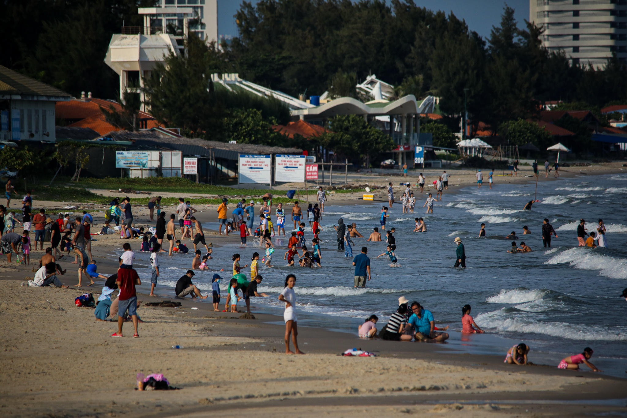 Bien Vung Tau nhon nhip anh 1