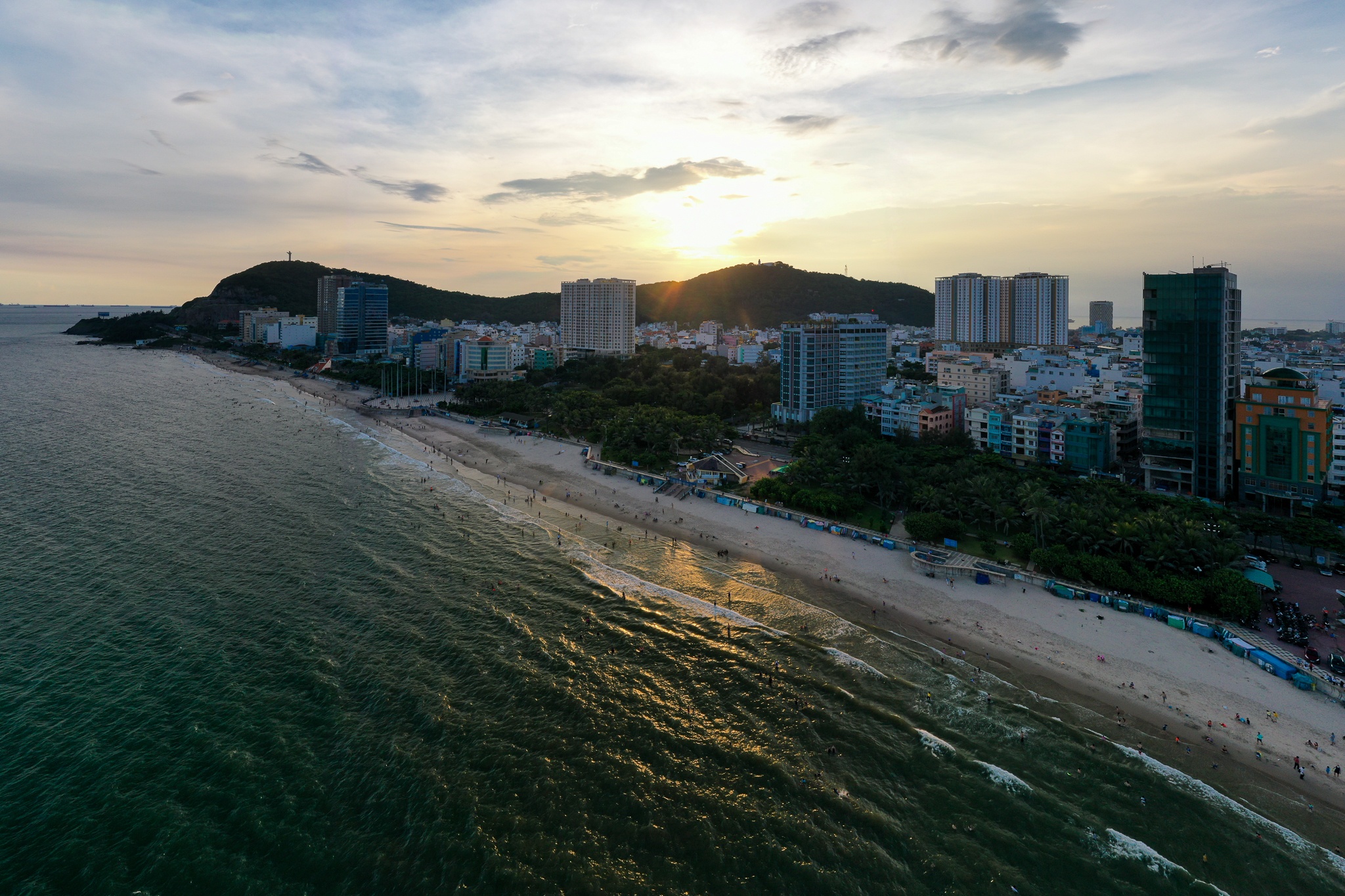 Bien Vung Tau nhon nhip anh 9
