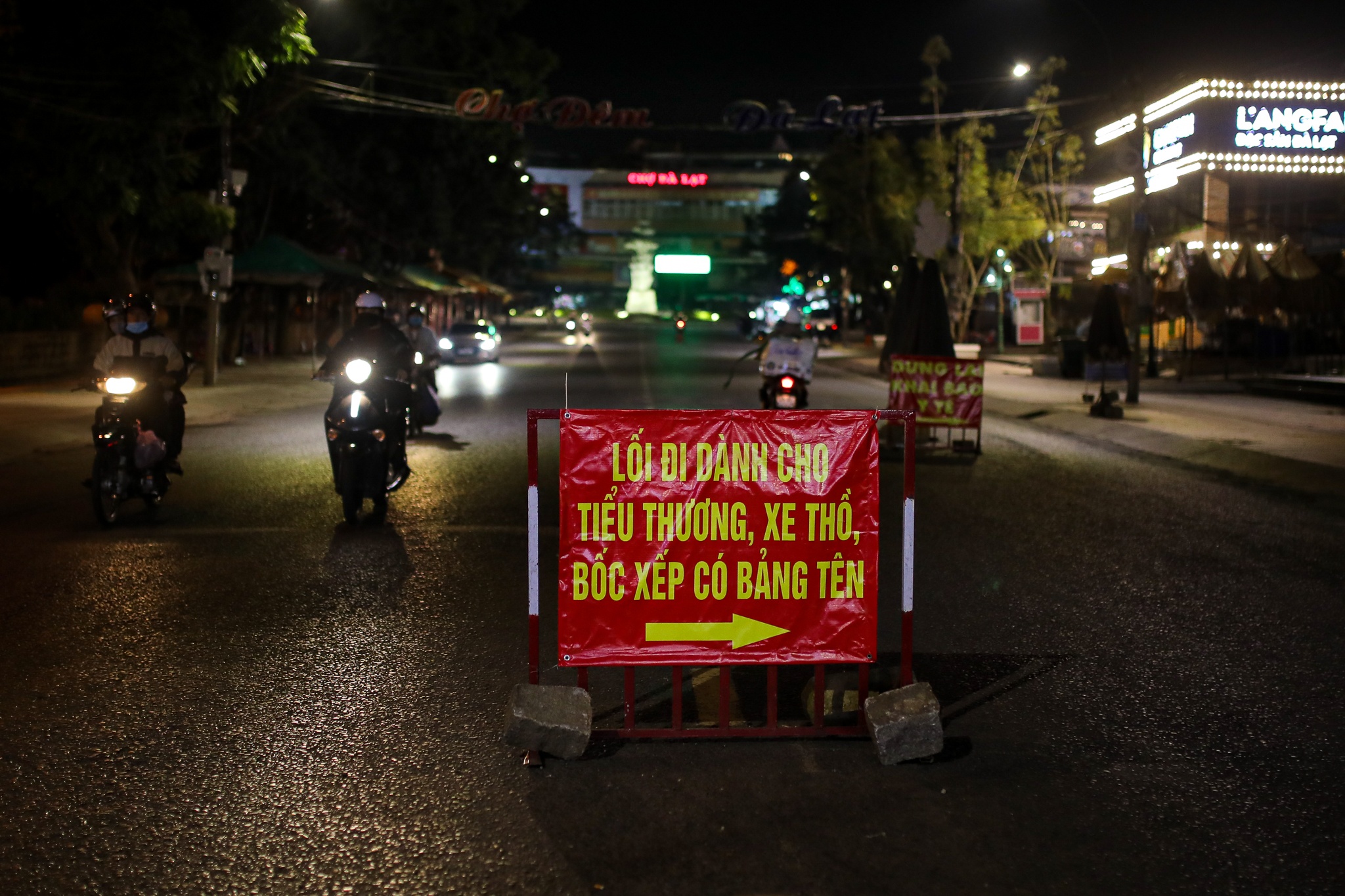 hang quan dong cua o da lat anh 9