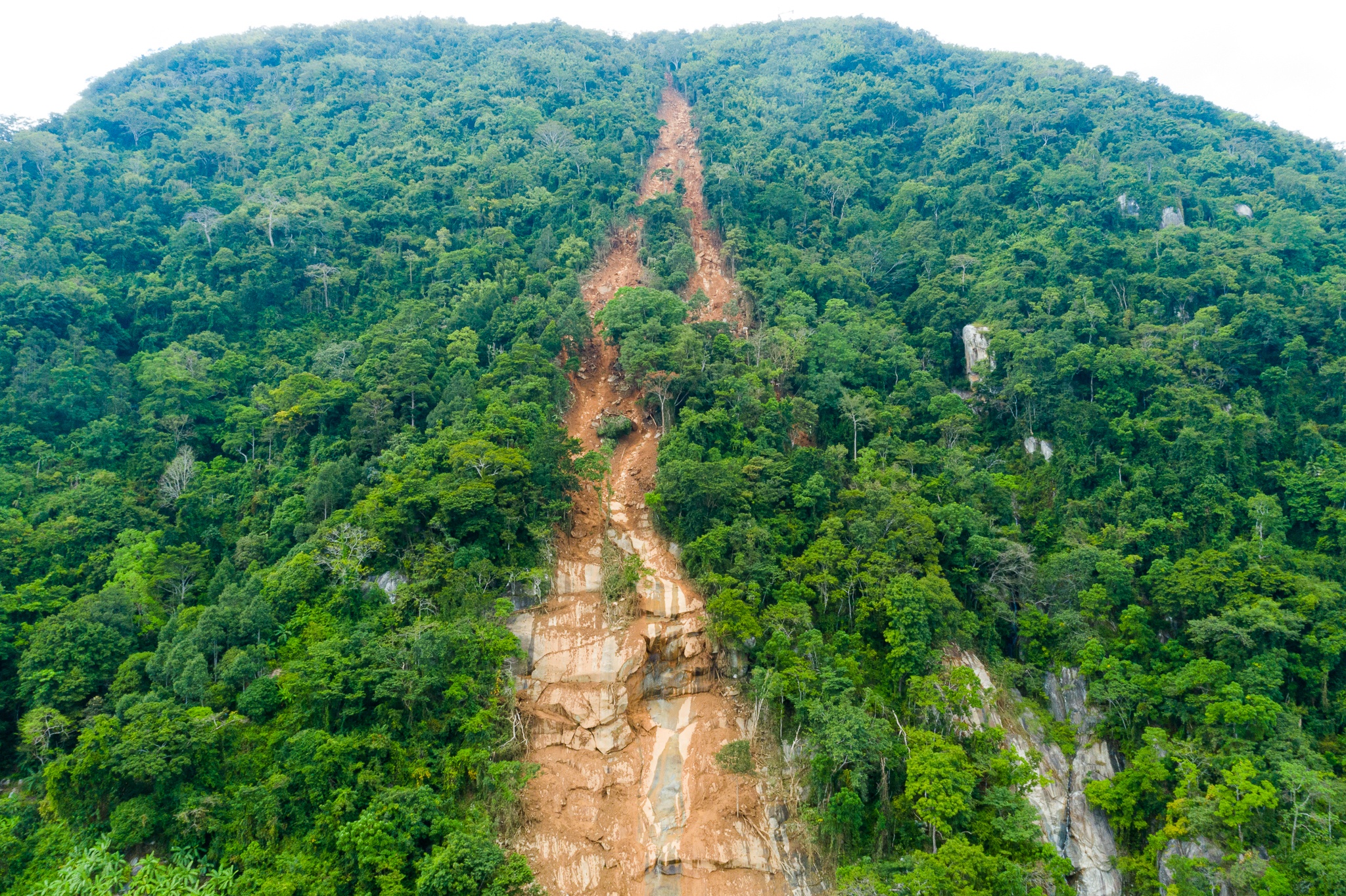 Hien truong vu sat lo nui Ba Den hinh anh