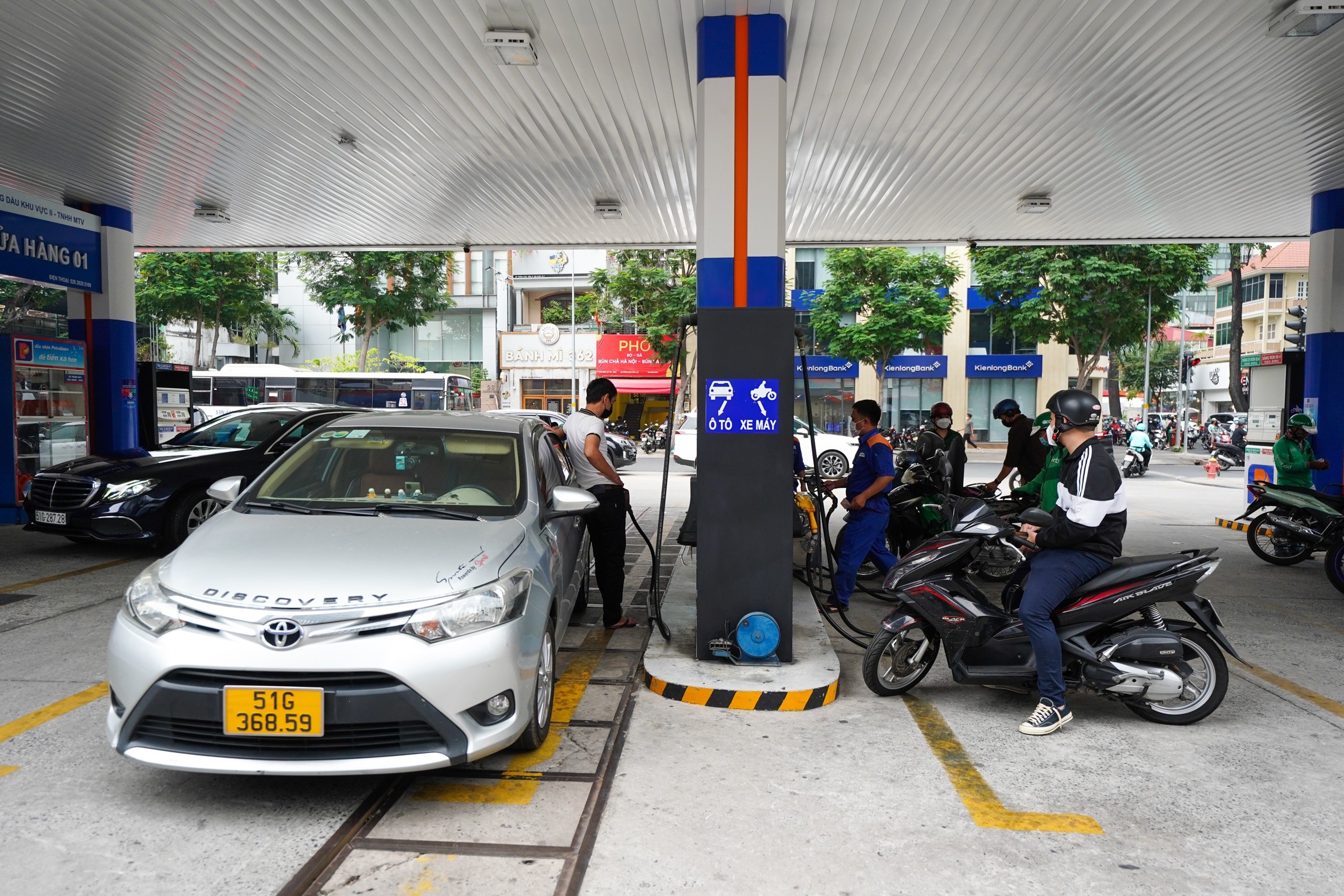 cua hang xang dau tphcm het xang anh 6