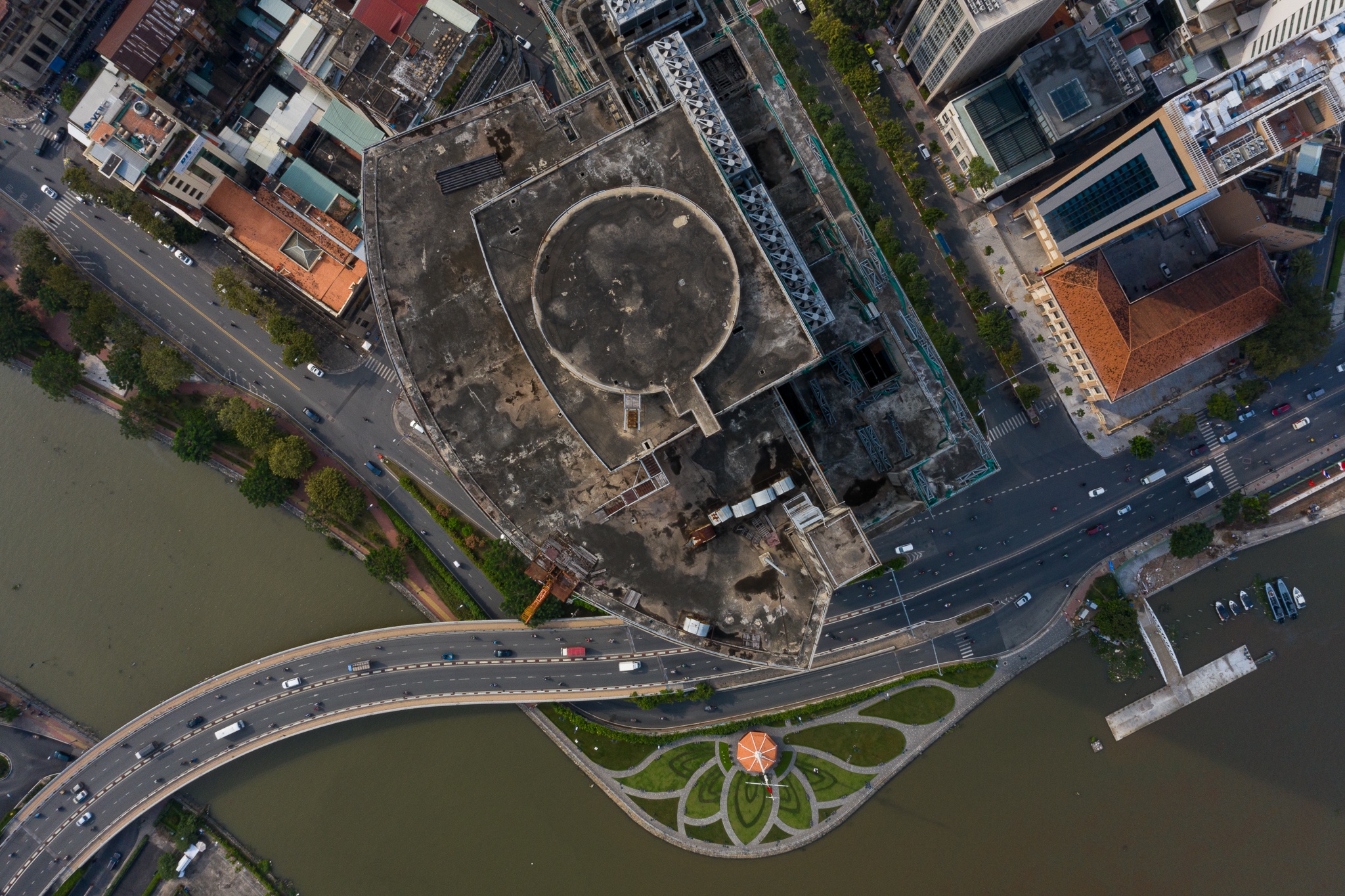 Toa nha Saigon One Tower thi cong tro lai anh 6