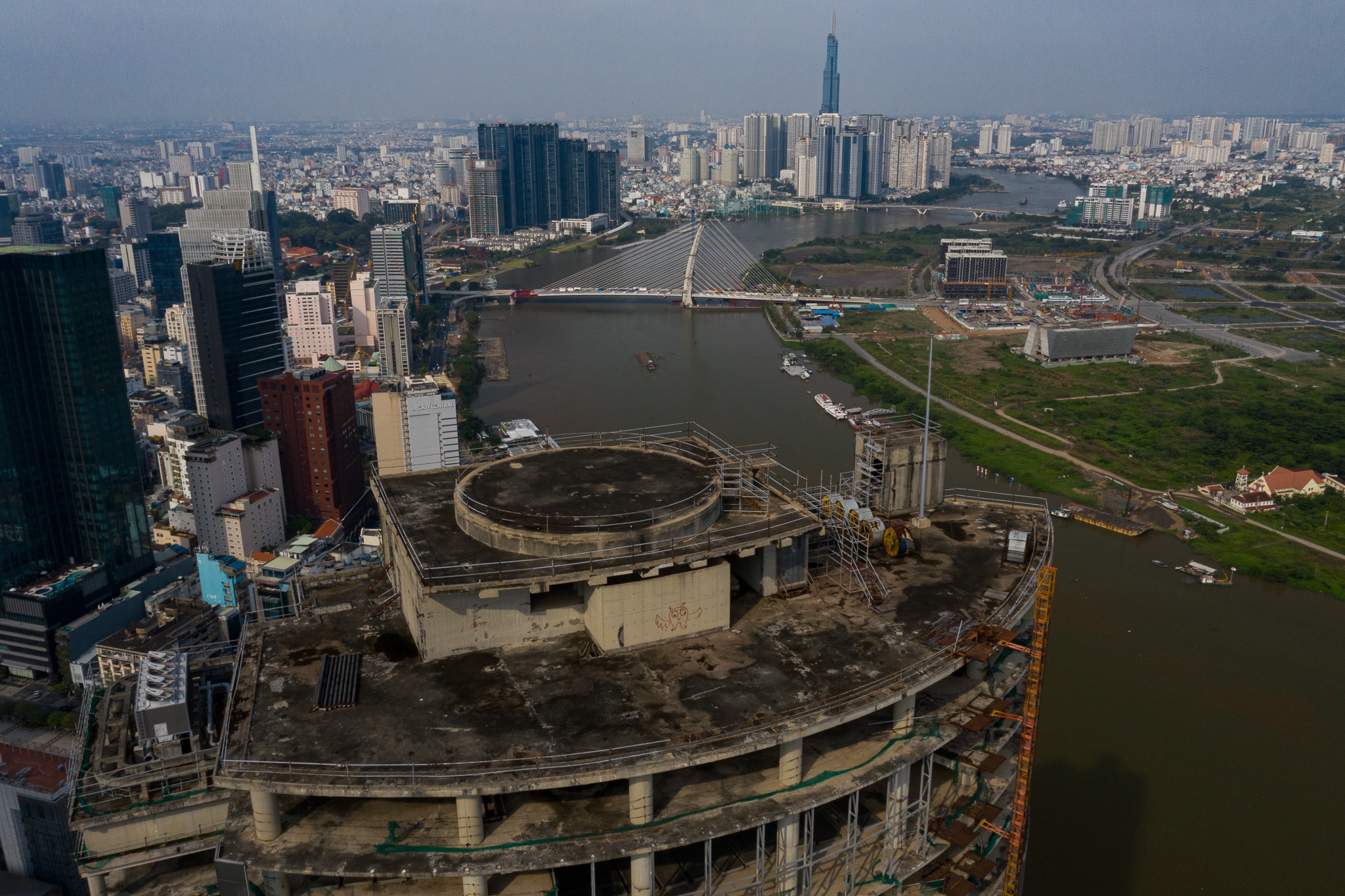 Toa nha cao thu 3 TP.HCM bi bo hoang 10 nam truoc ngay cai tao hinh anh