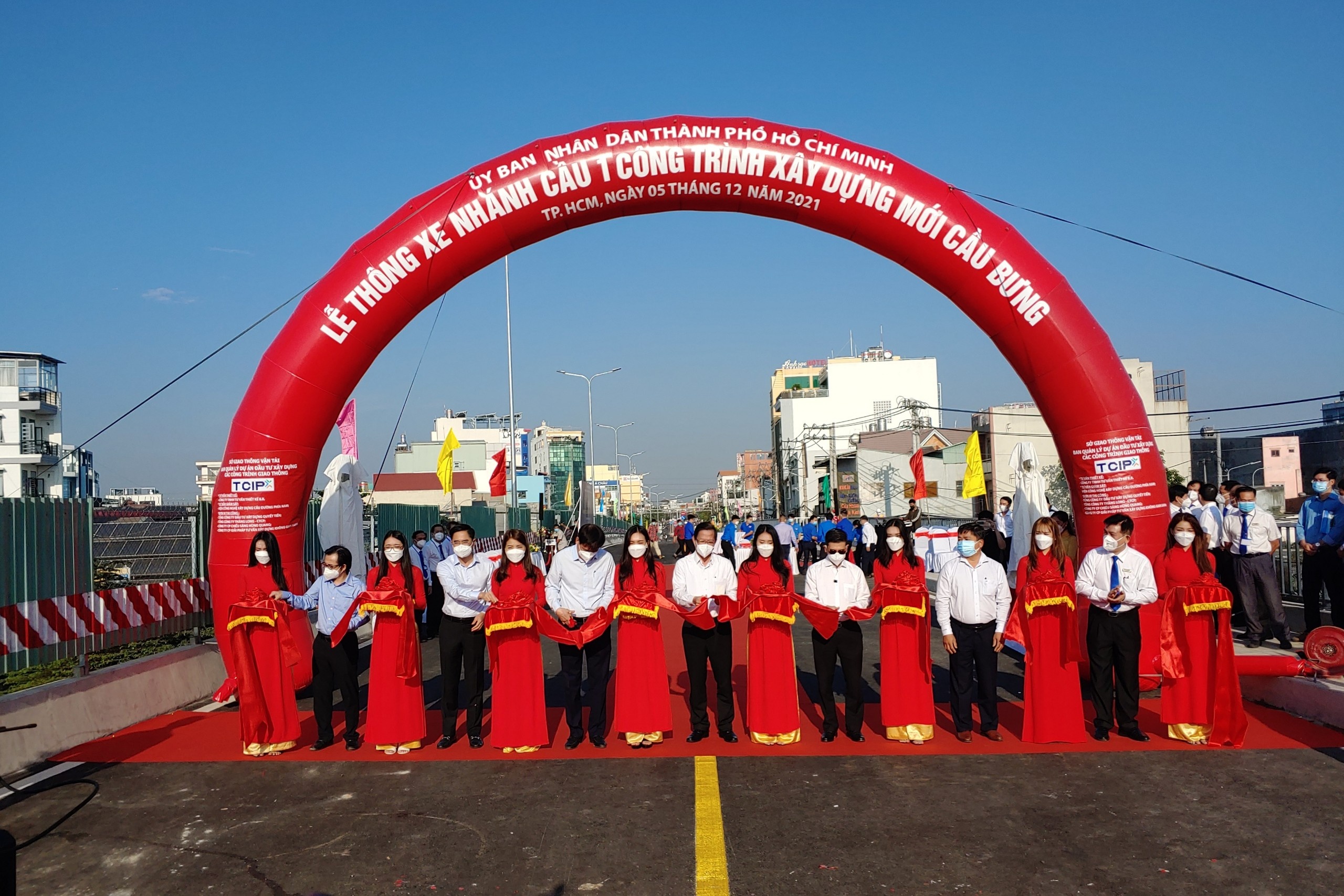 Cau Bung thong xe anh 1