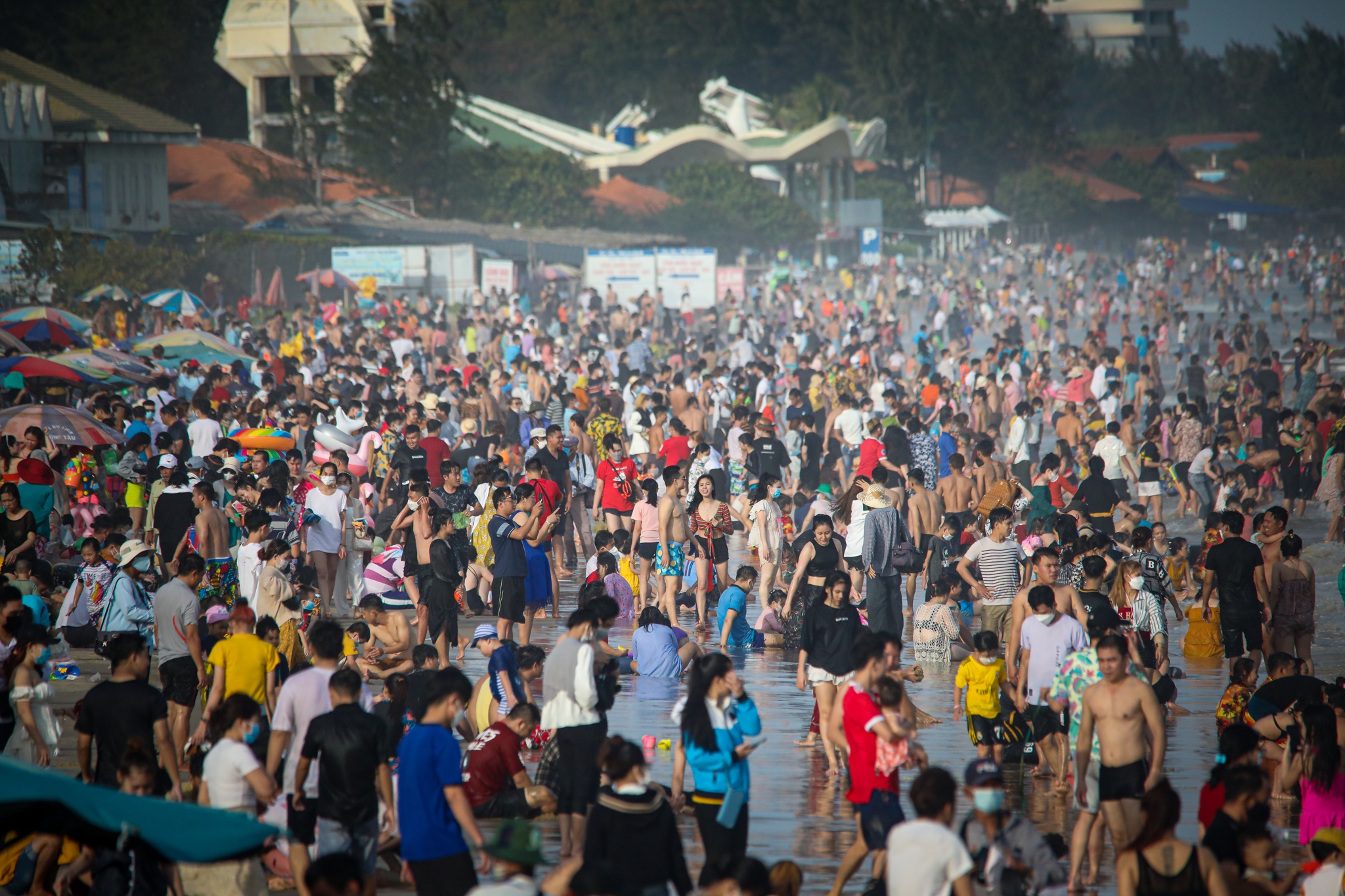 Bien Vung Tau chat kin khach du lich ngay dau nam hinh anh