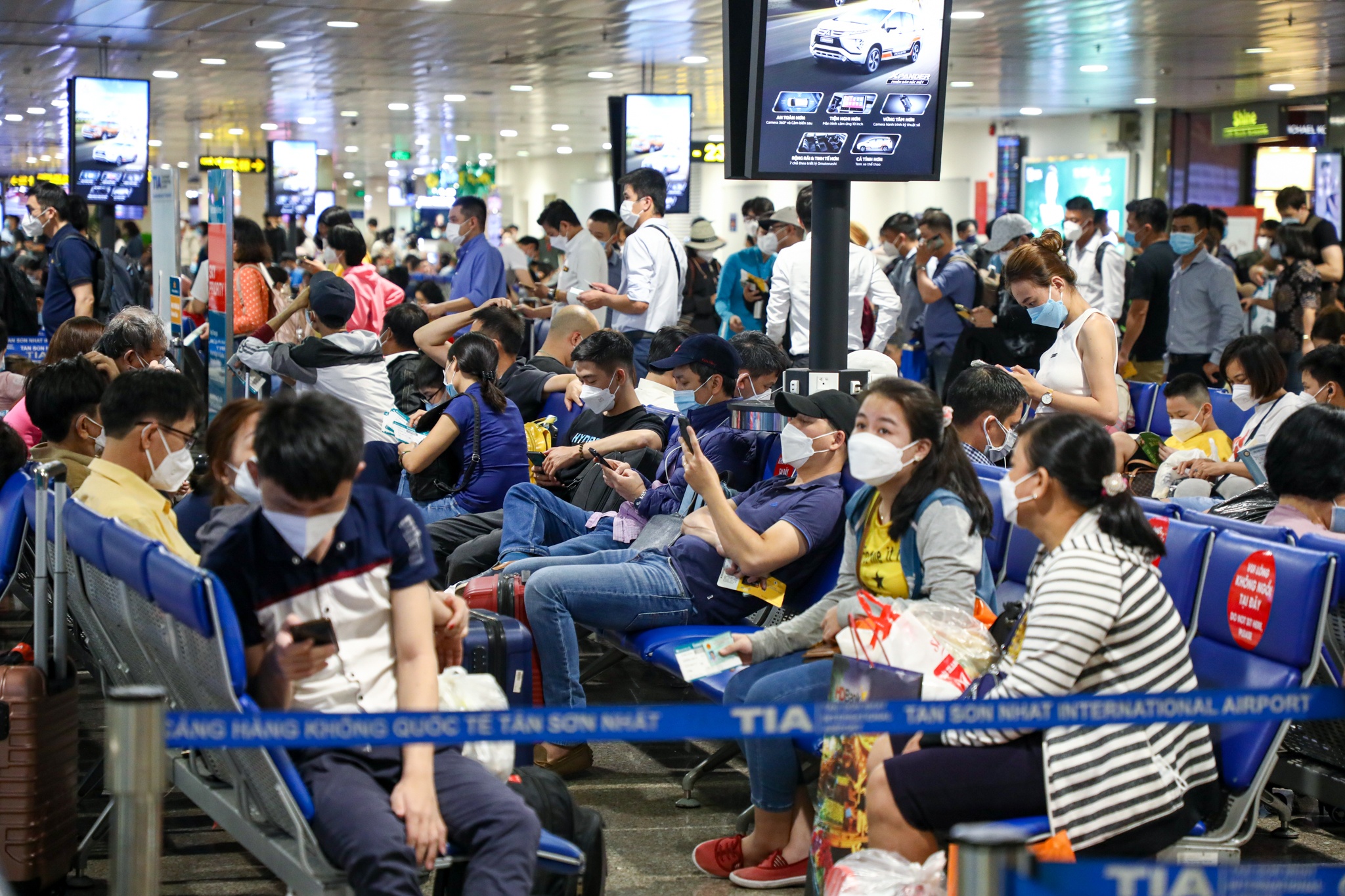 San bay Tan Son Nhat chat kin nguoi ve que don Tet hinh anh