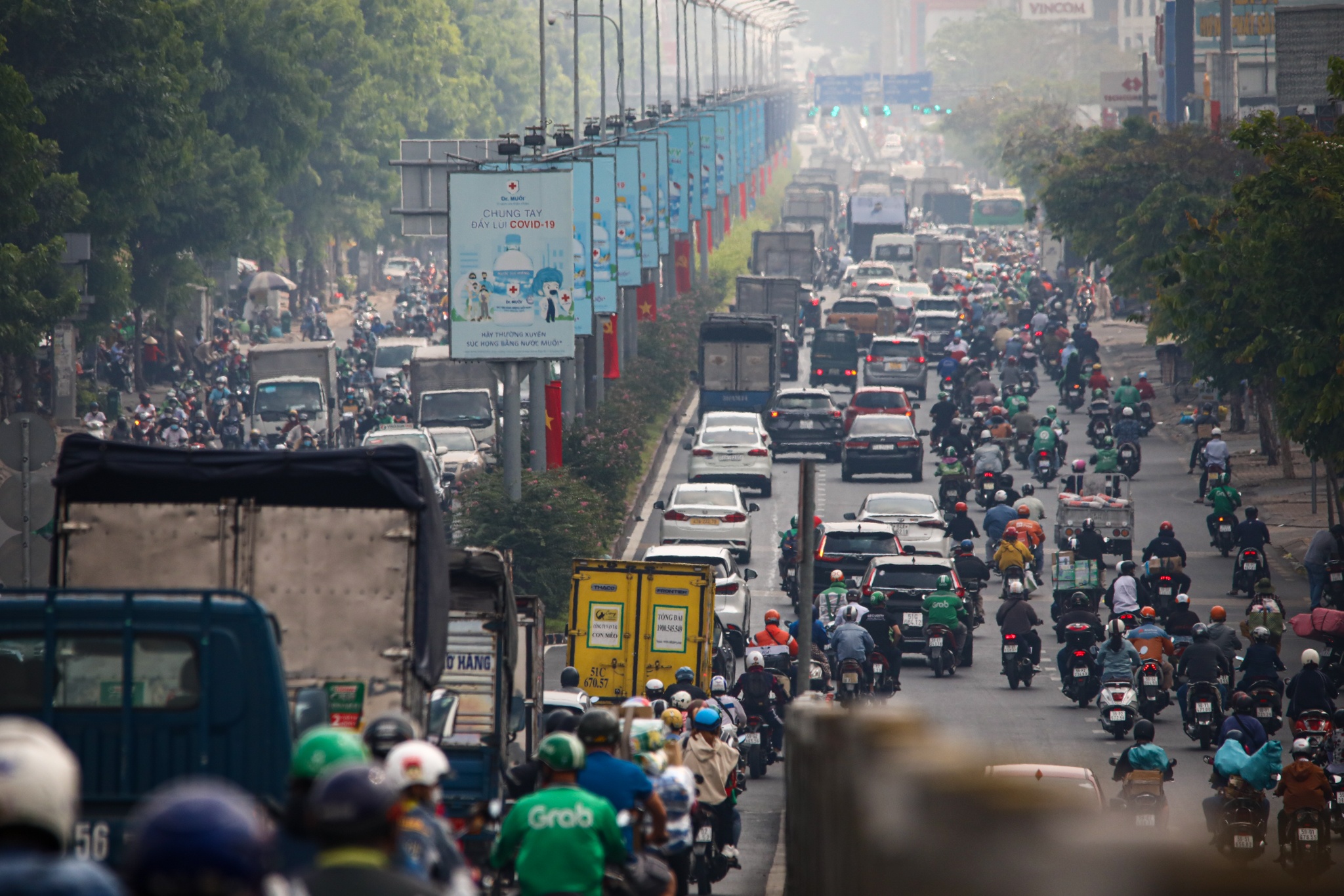 San bay Tan Son Nhat chat kin hanh khach anh 1