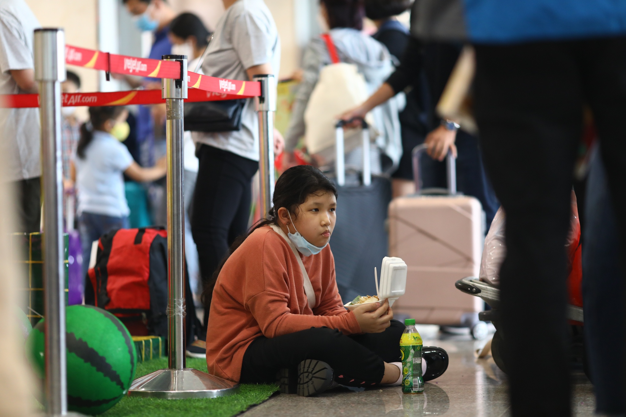 San bay Tan Son Nhat chat kin hanh khach anh 9