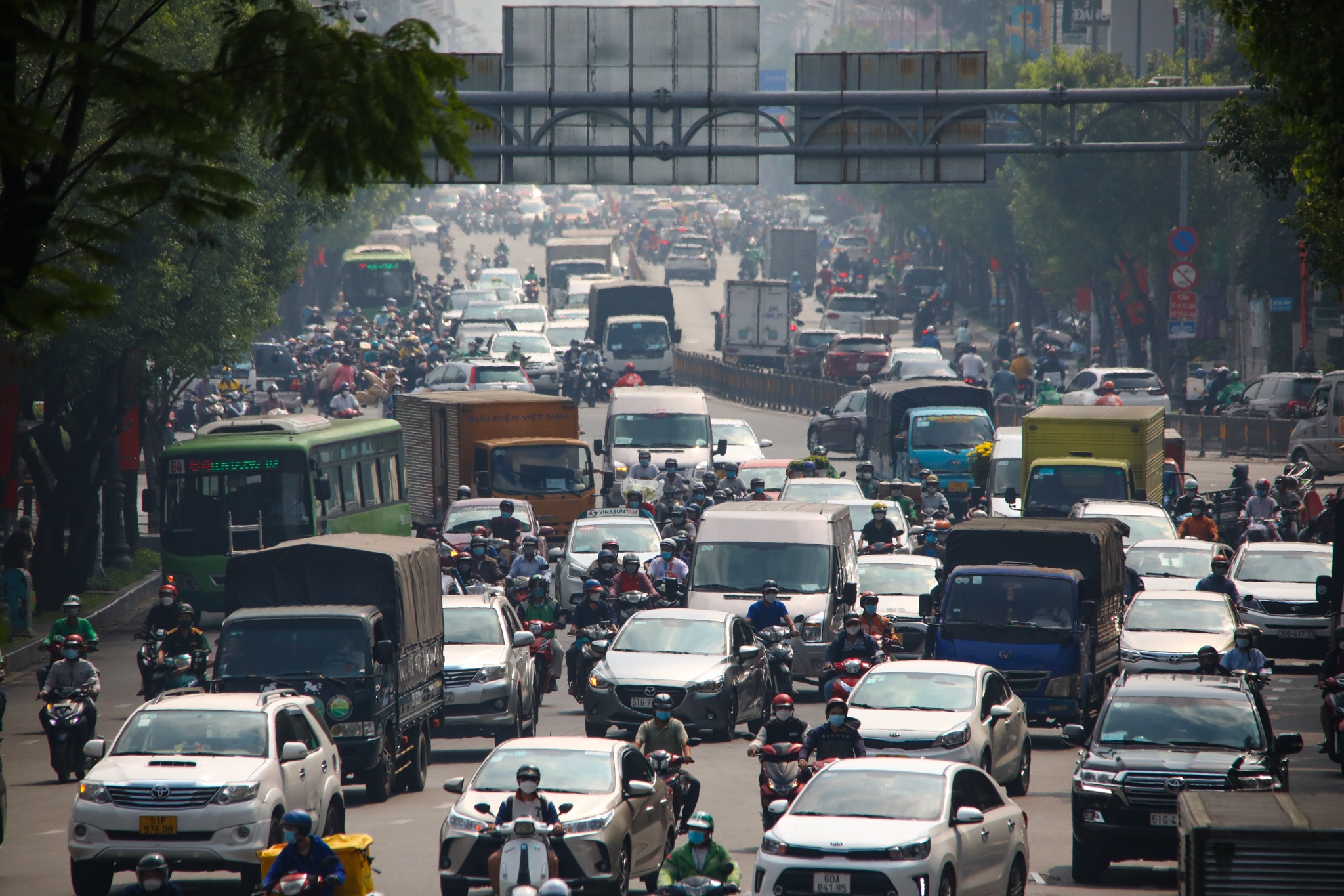 San bay Tan Son Nhat chat kin hanh khach anh 2