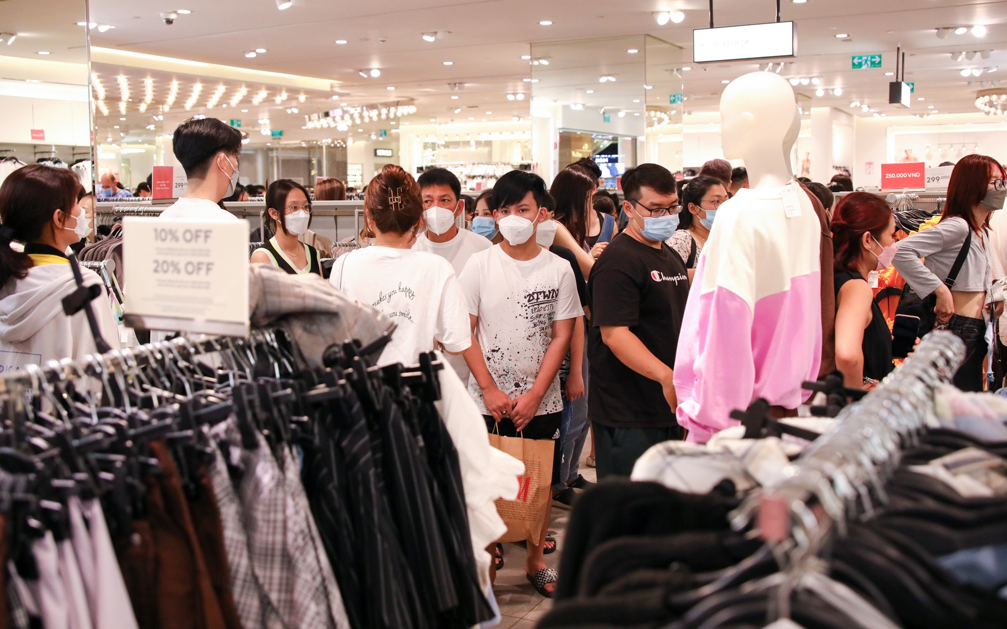 Trung tam thuong mai TP.HCM chat kin khach anh 6