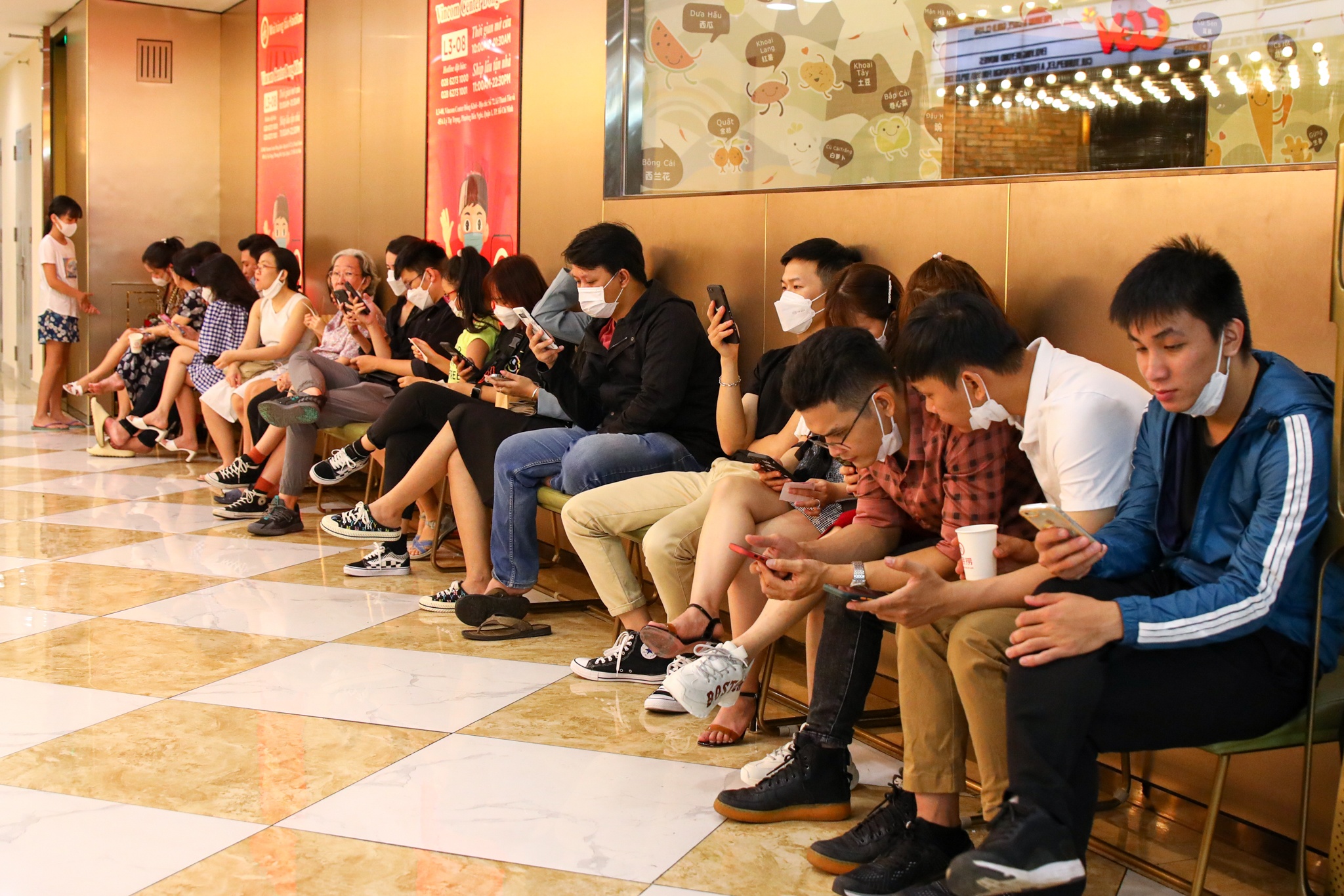 Trung tam thuong mai TP.HCM chat kin khach anh 16