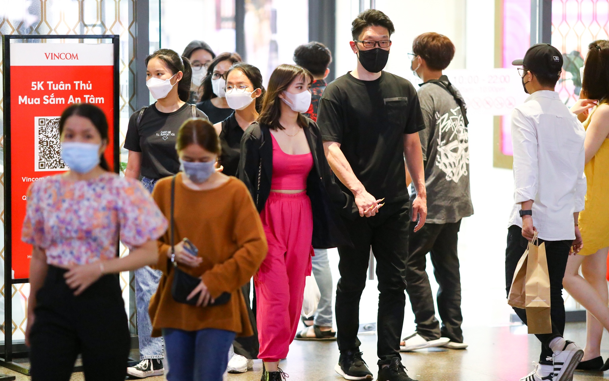 Trung tam thuong mai TP.HCM chat kin khach anh 1