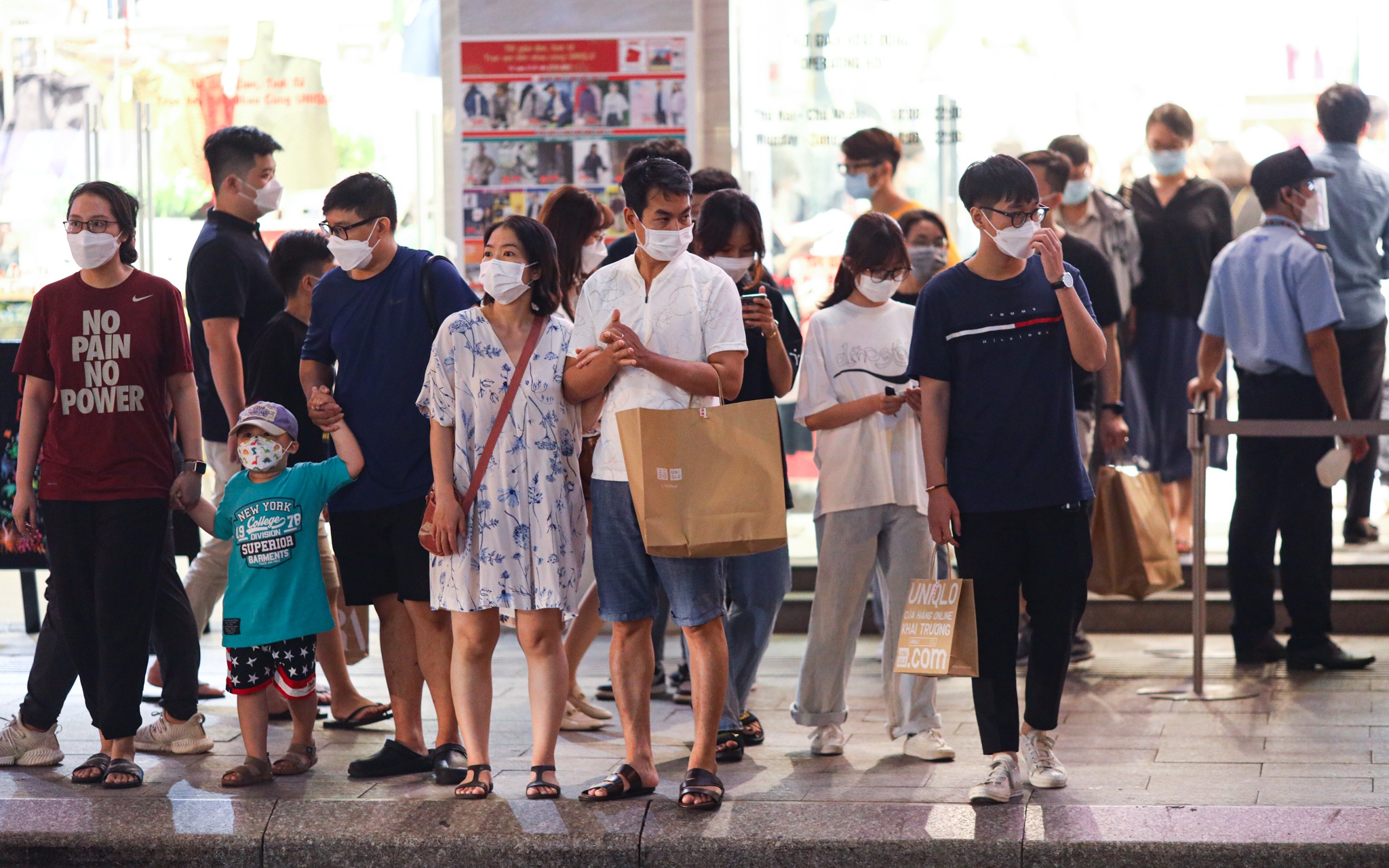 Trung tam thuong mai TP.HCM chat kin khach anh 3