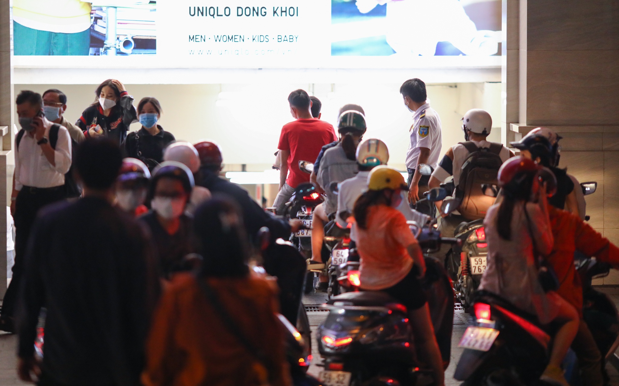 Trung tam thuong mai TP.HCM chat kin khach anh 4