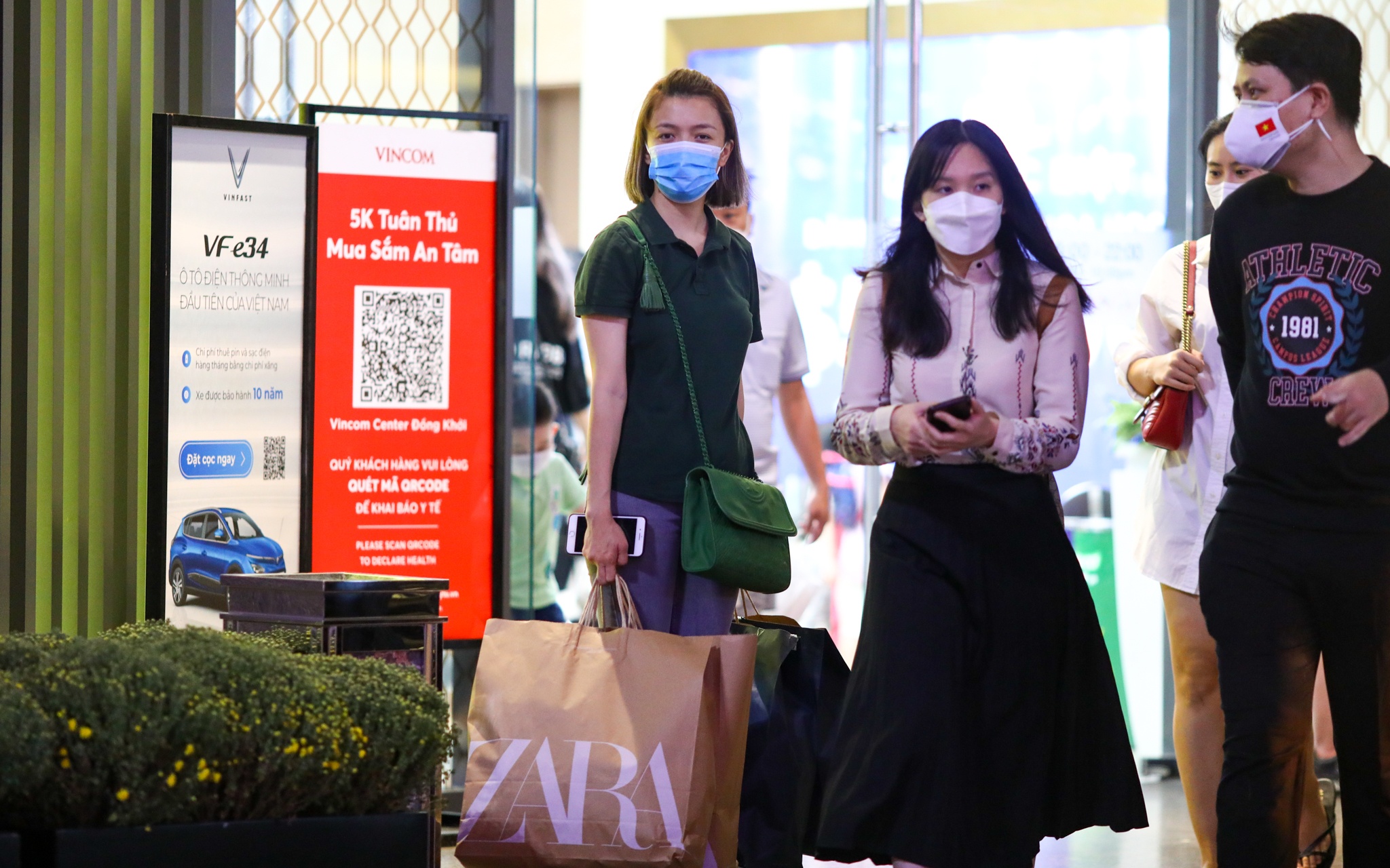 Trung tam thuong mai TP.HCM chat kin khach anh 14