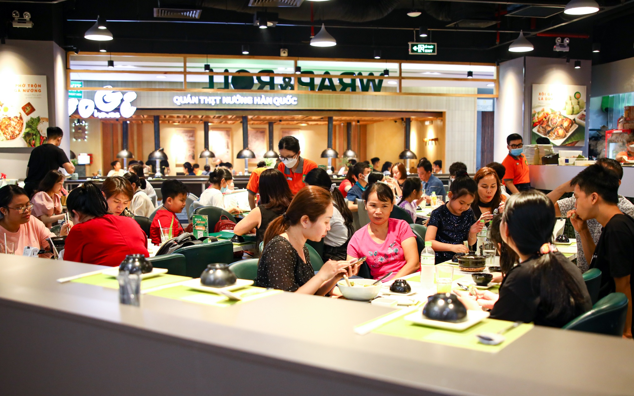 Trung tam thuong mai TP.HCM chat kin khach anh 15